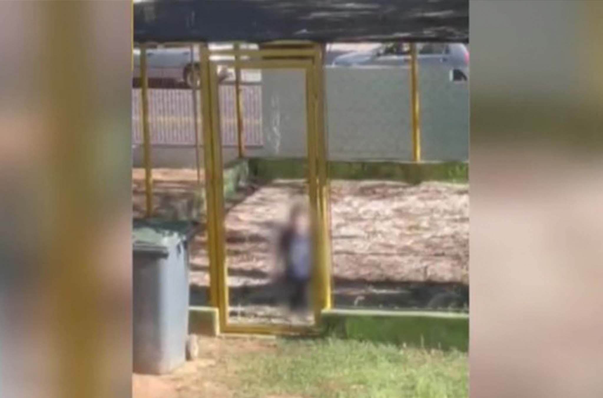 Criança presa dentro de jaula em creche