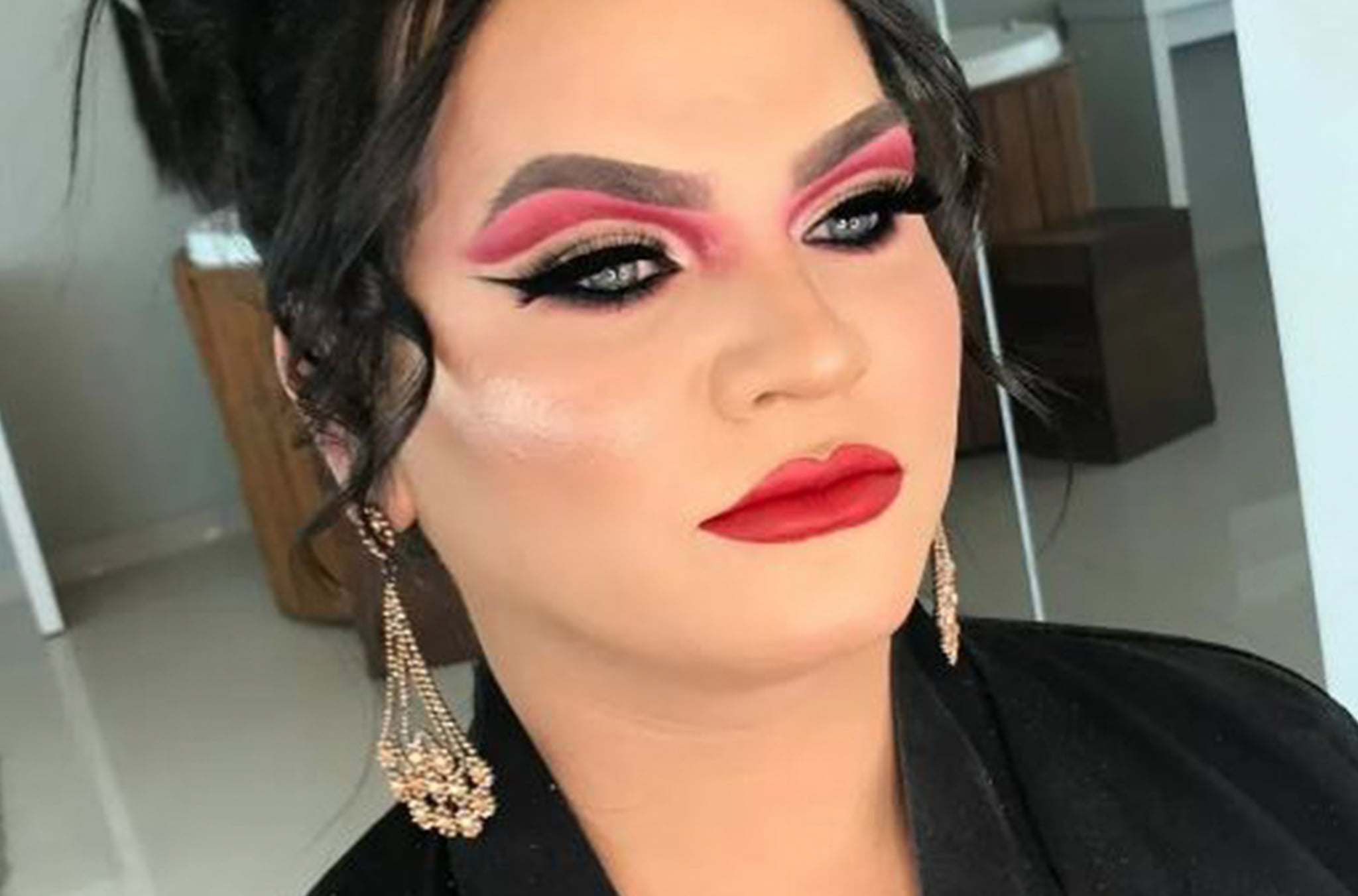 Mulher trans é encontrada morta a facadas e amordaçada em Belford Roxo