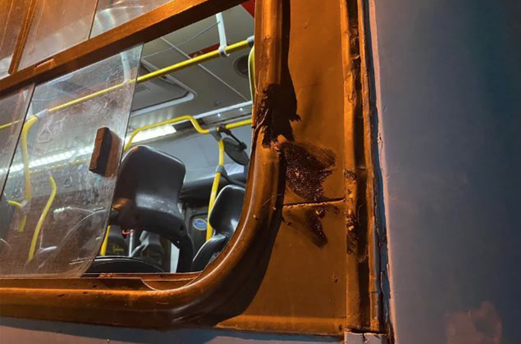 Menina coloca cabeça para fora de ônibus e morre atingida por poste