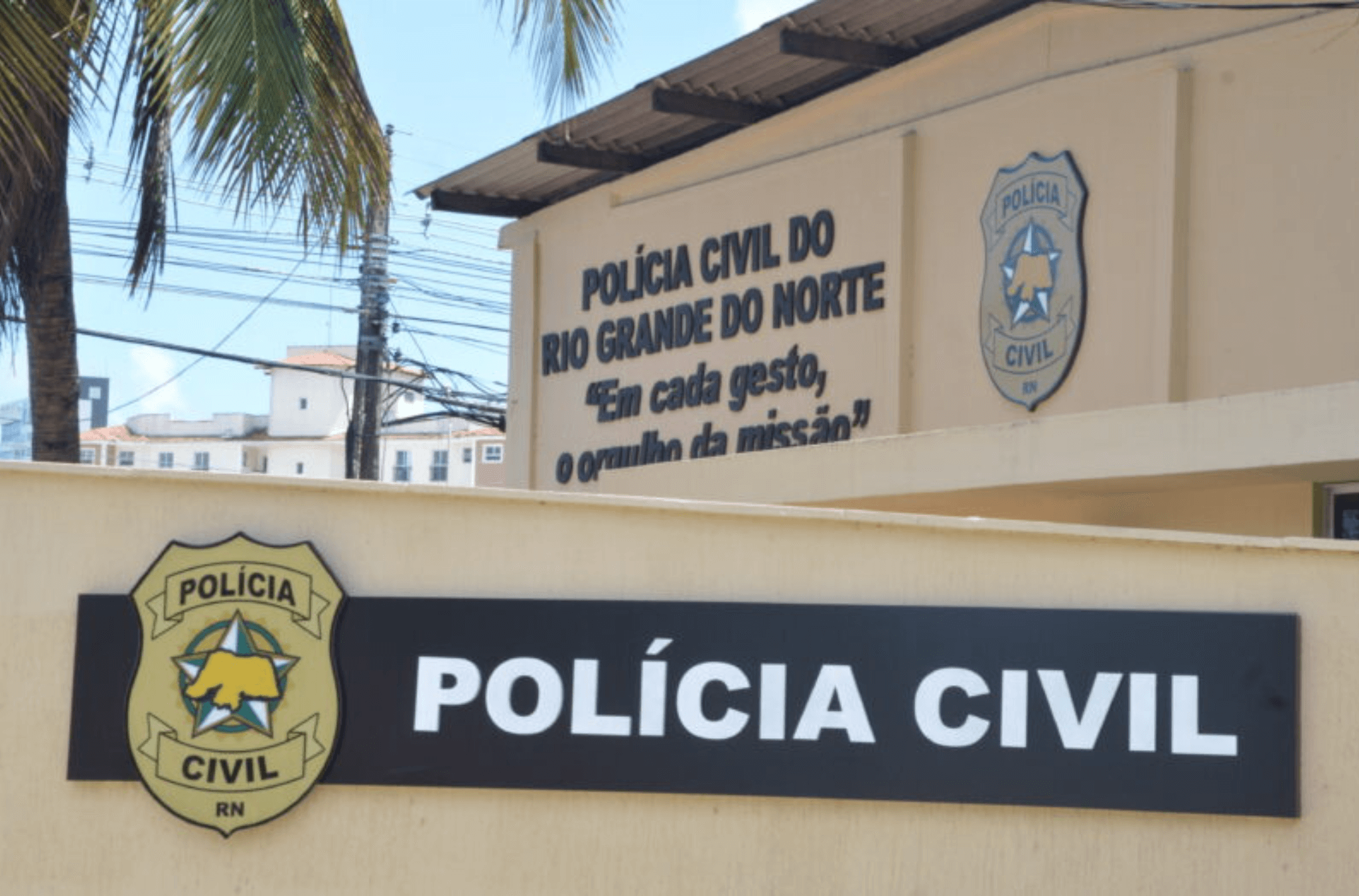 Imagem ilustra a fachada da delegacia.