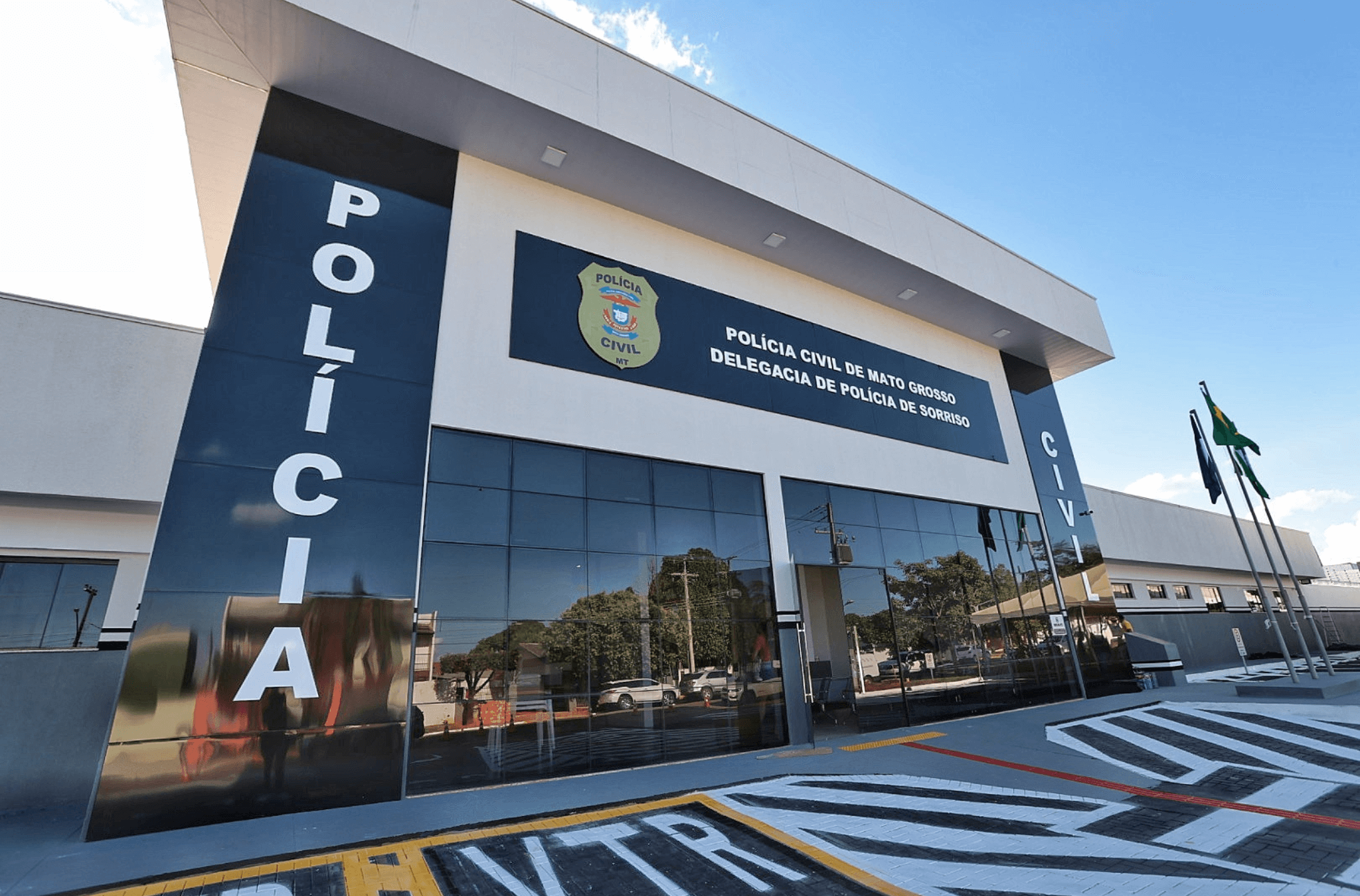Imagem ilustra a fachada da delegacia de Sorriso (MT).