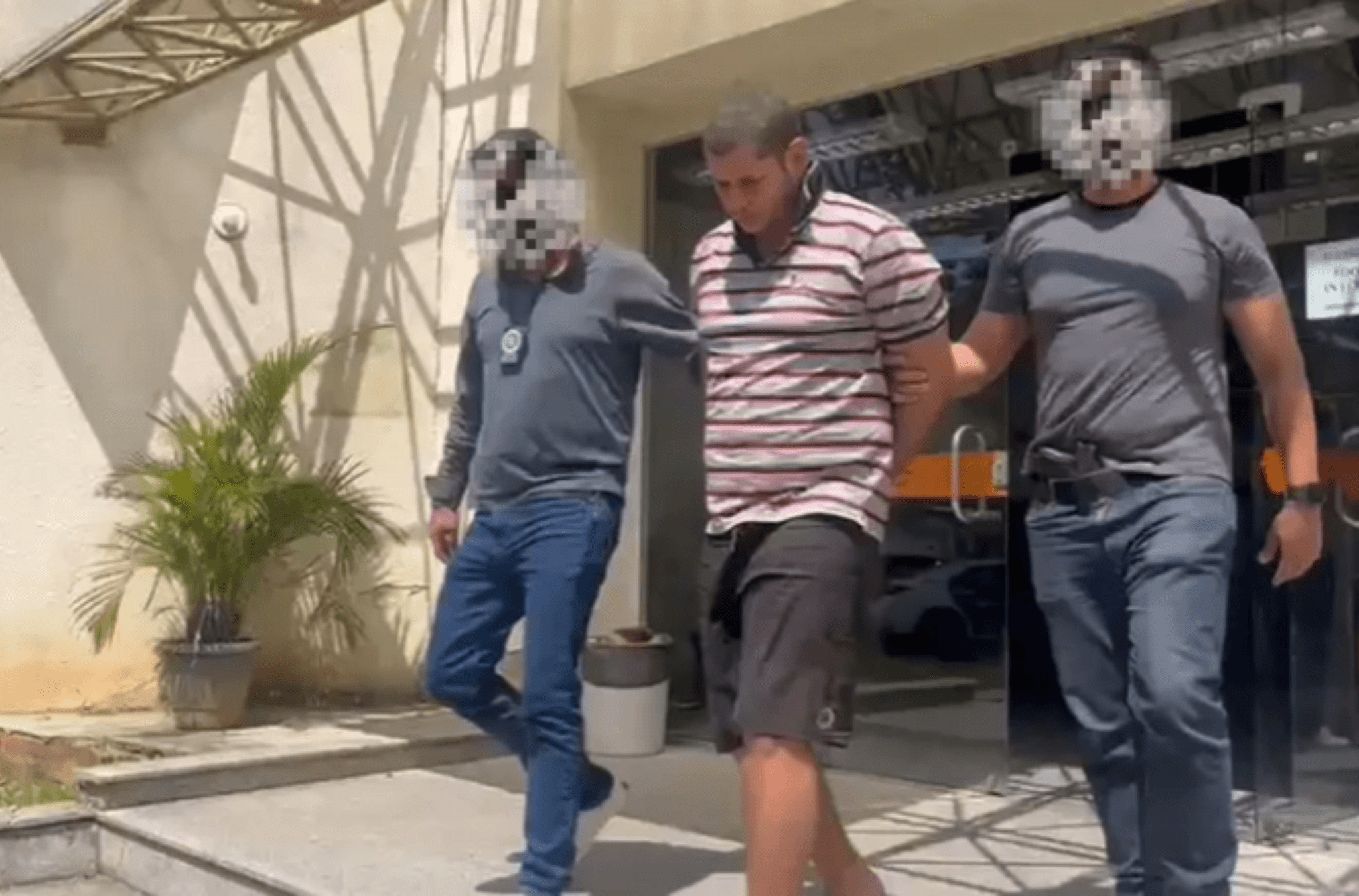 Imagem ilustra momento da prisão.