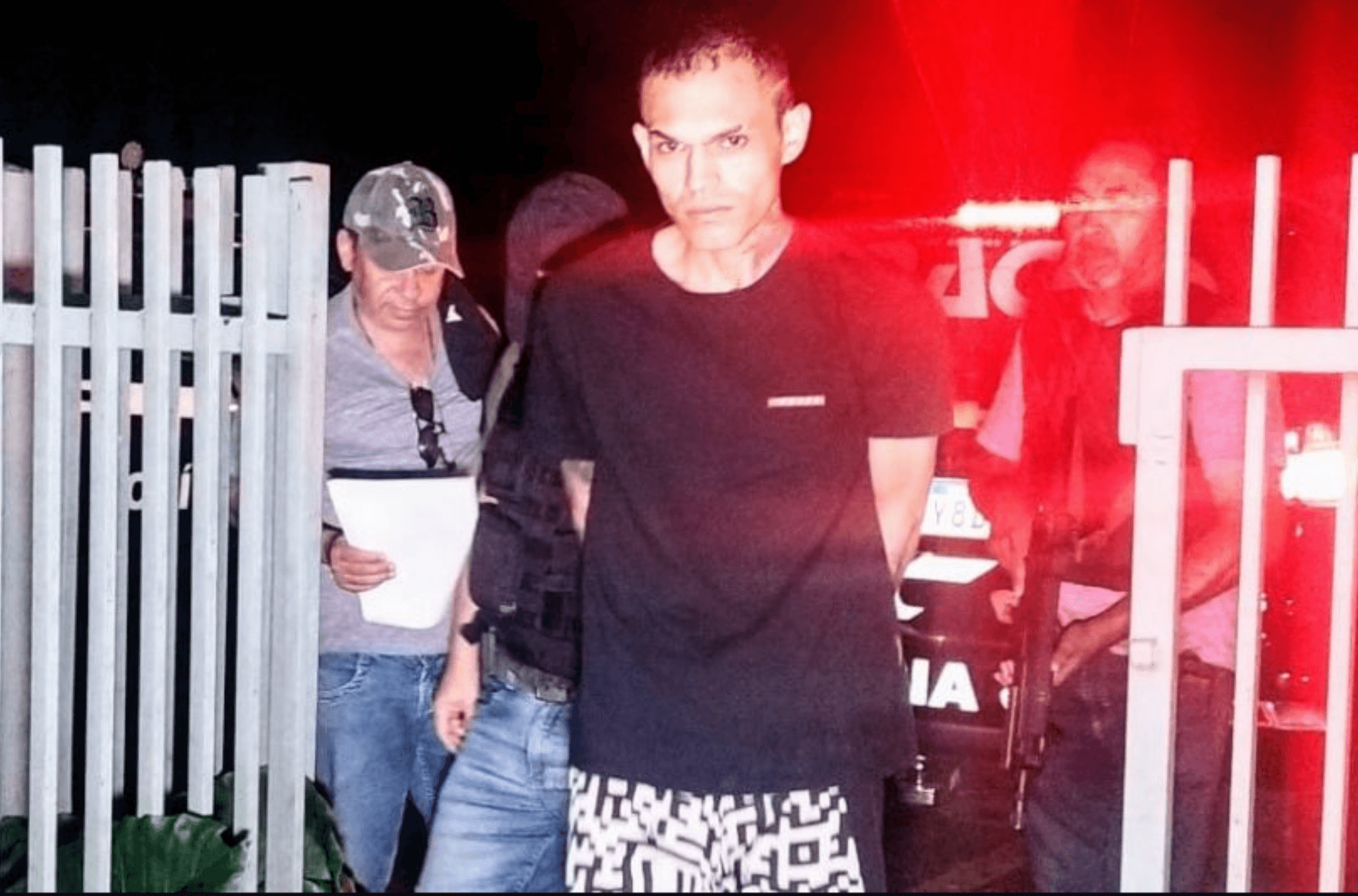 Imagem ilustra o momento da prisão do suspeito.