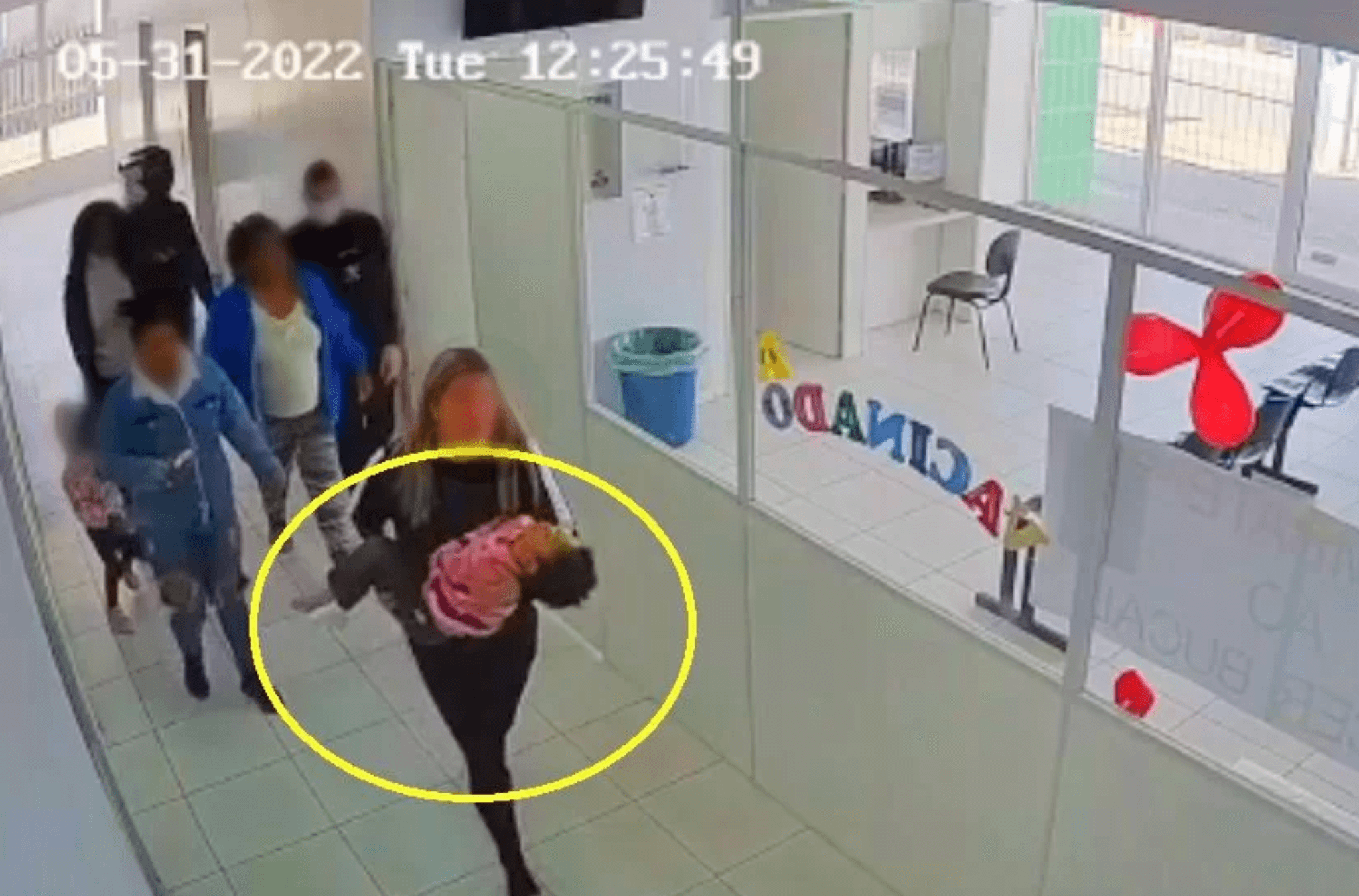 Imagem ilustra o momento que a menina chega ao hospital.