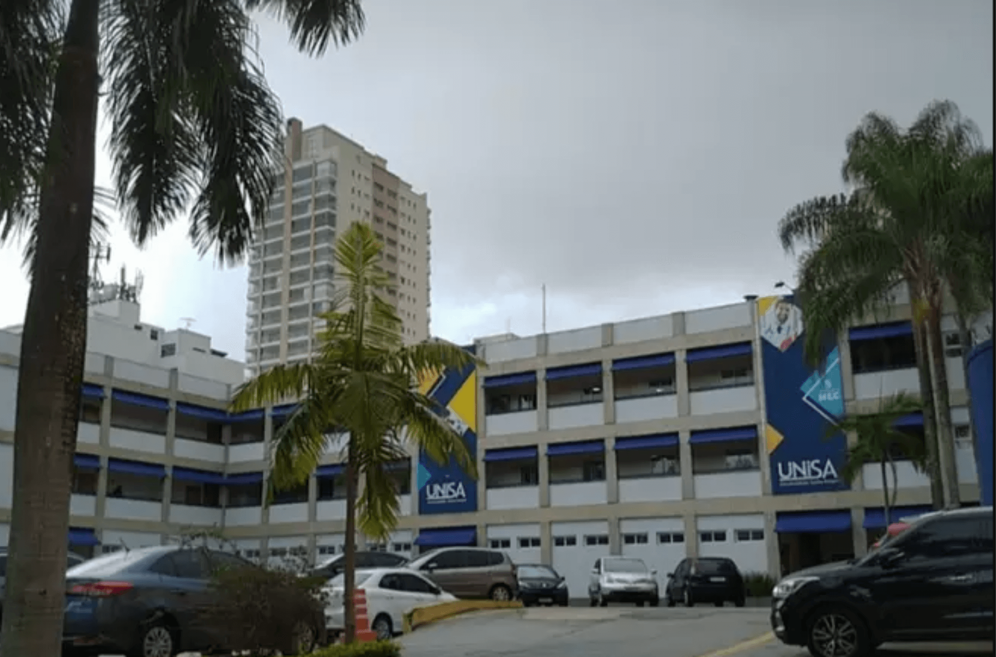 Imagem ilustra fachada da universidade.