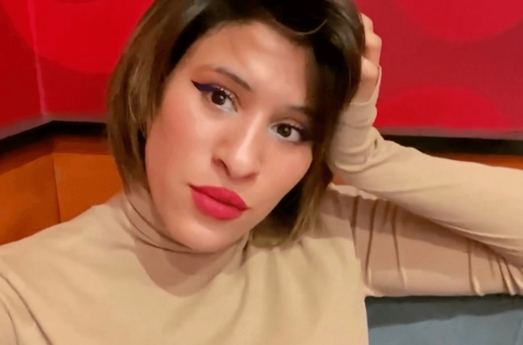 Youtuber é estrangulada pelo próprio pai enquanto dormia e assassinato gera revolta na população 