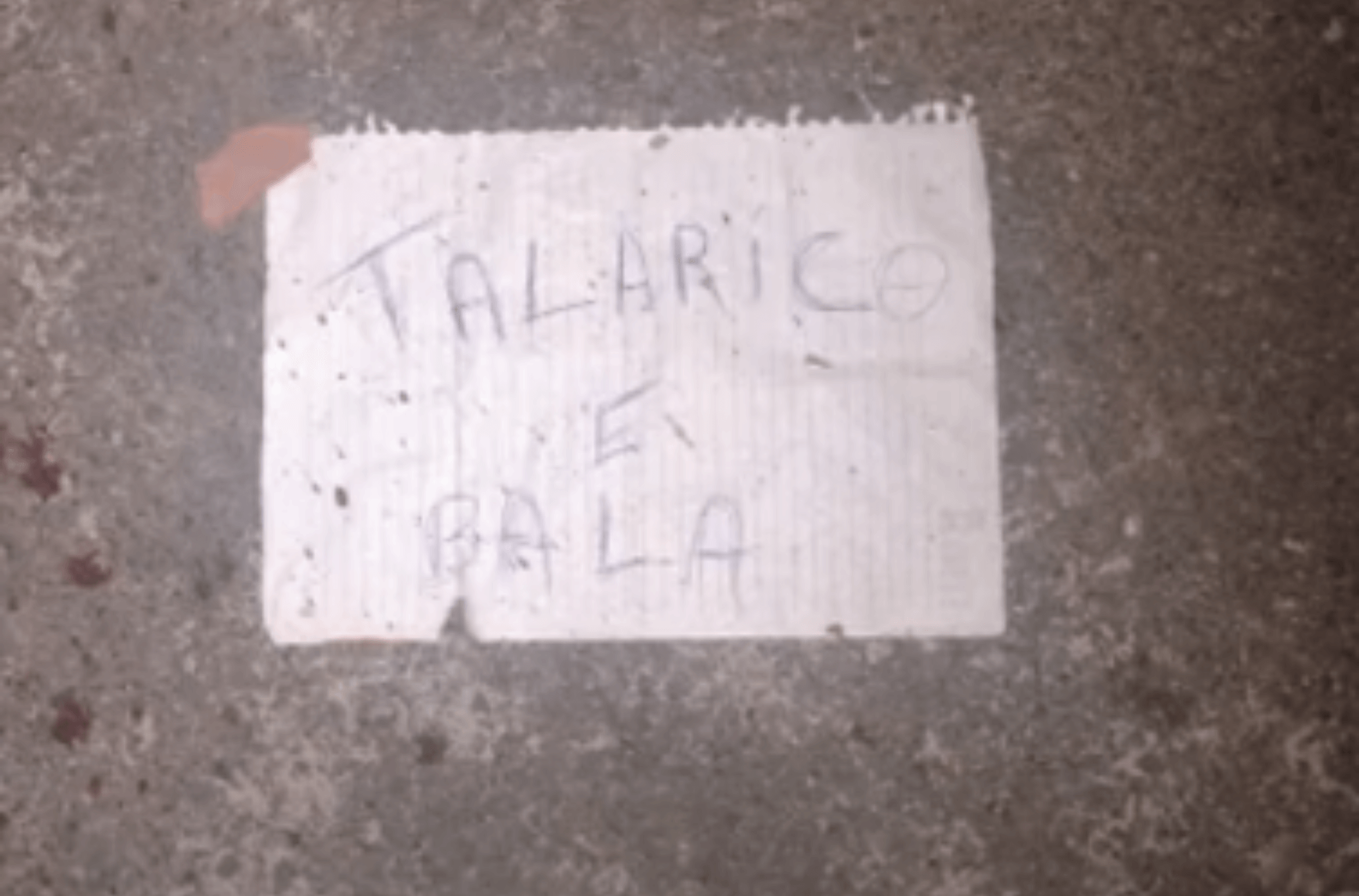 Homem é assassinado com quatro tiros no rosto e criminoso deixa bilhete: “Talarico é bala”