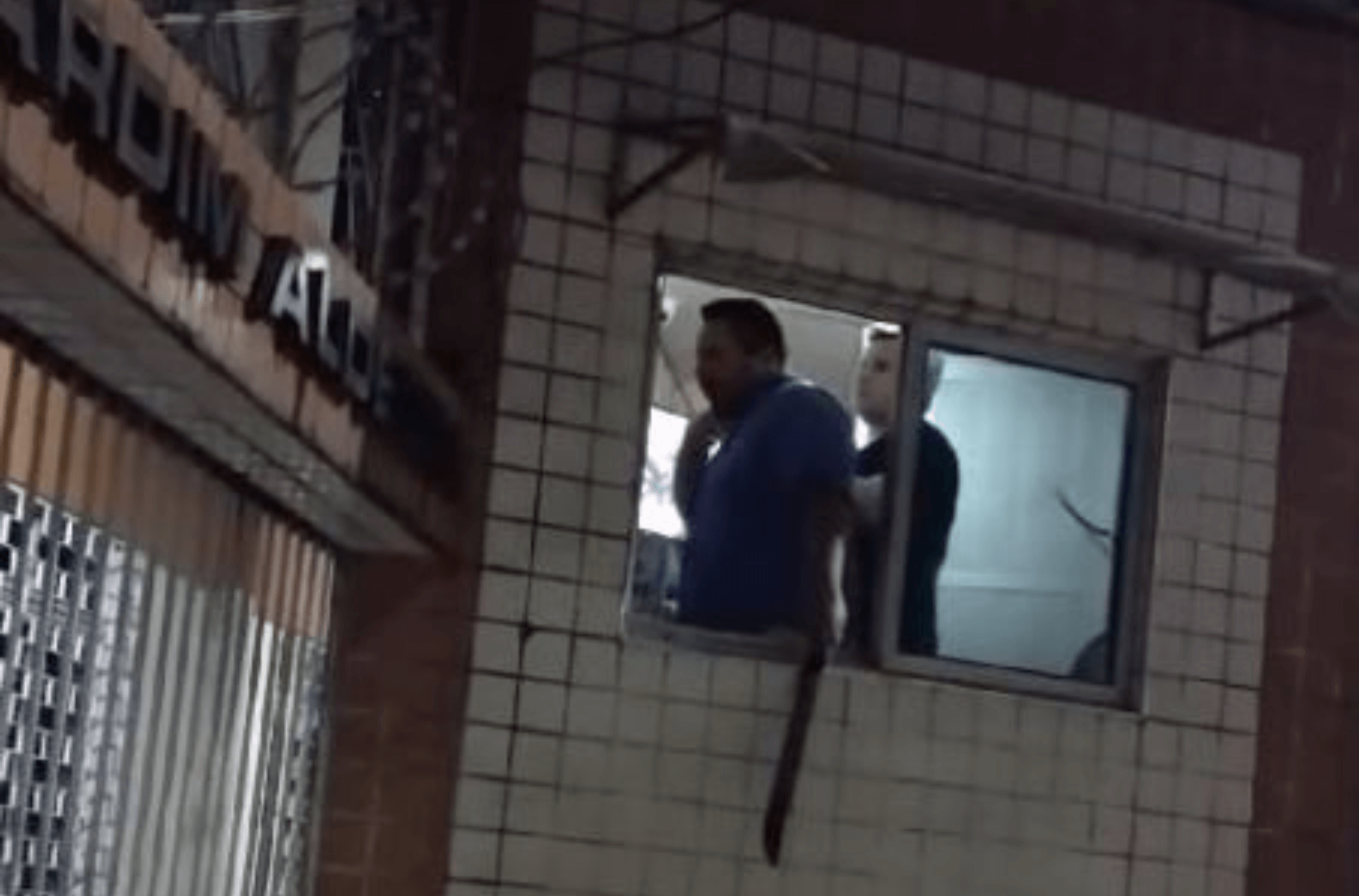 Porteiro é agredido com facão por impedir entrada de entregador de app