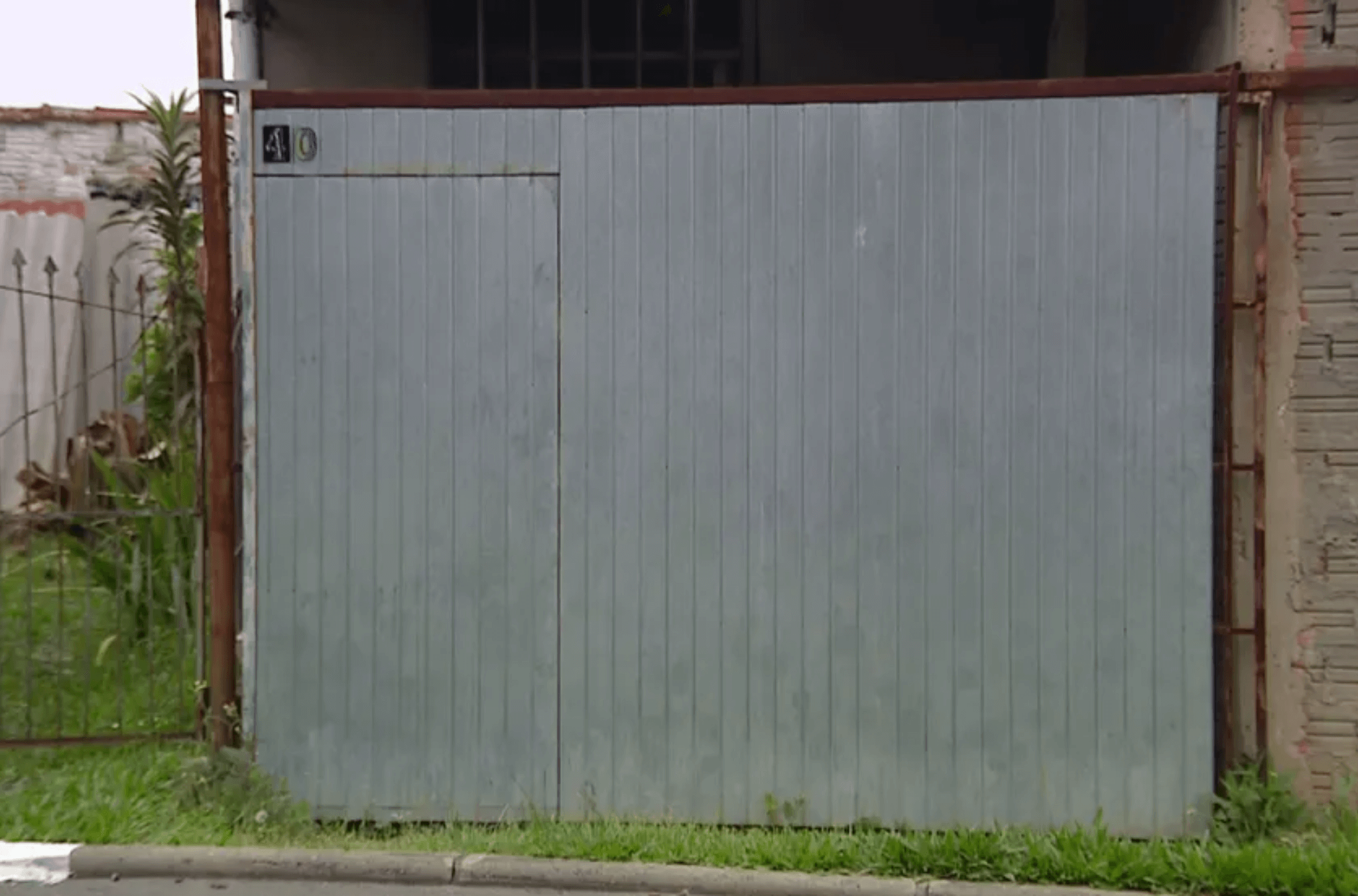 Suspeito de esfaquear adolescente por jogar bola em seu portão é preso 