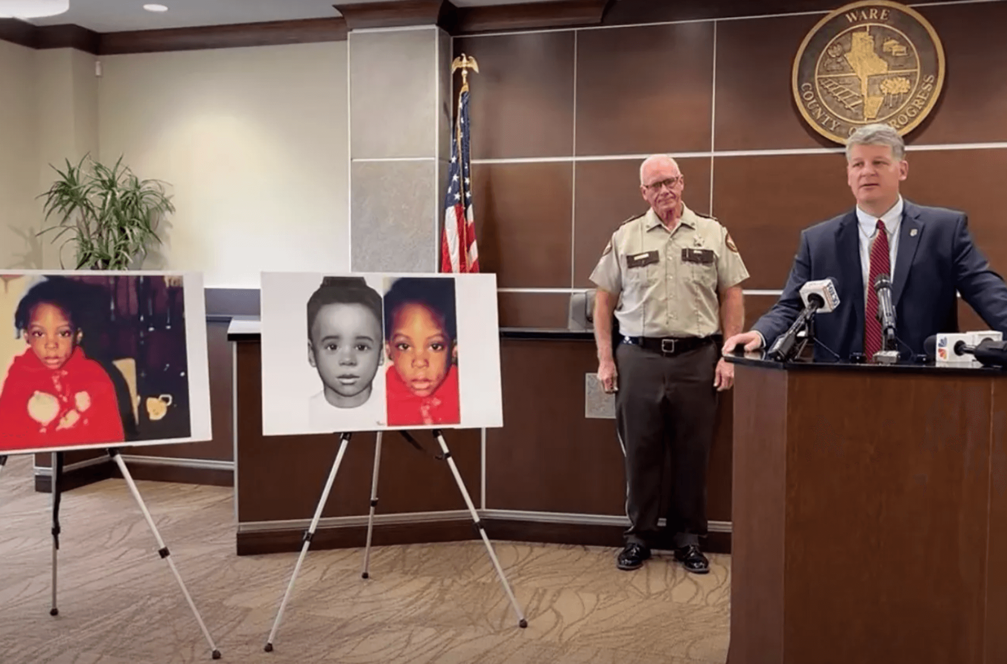 Imagem ilustra a coletiva de imprensa das autoridades americanas.