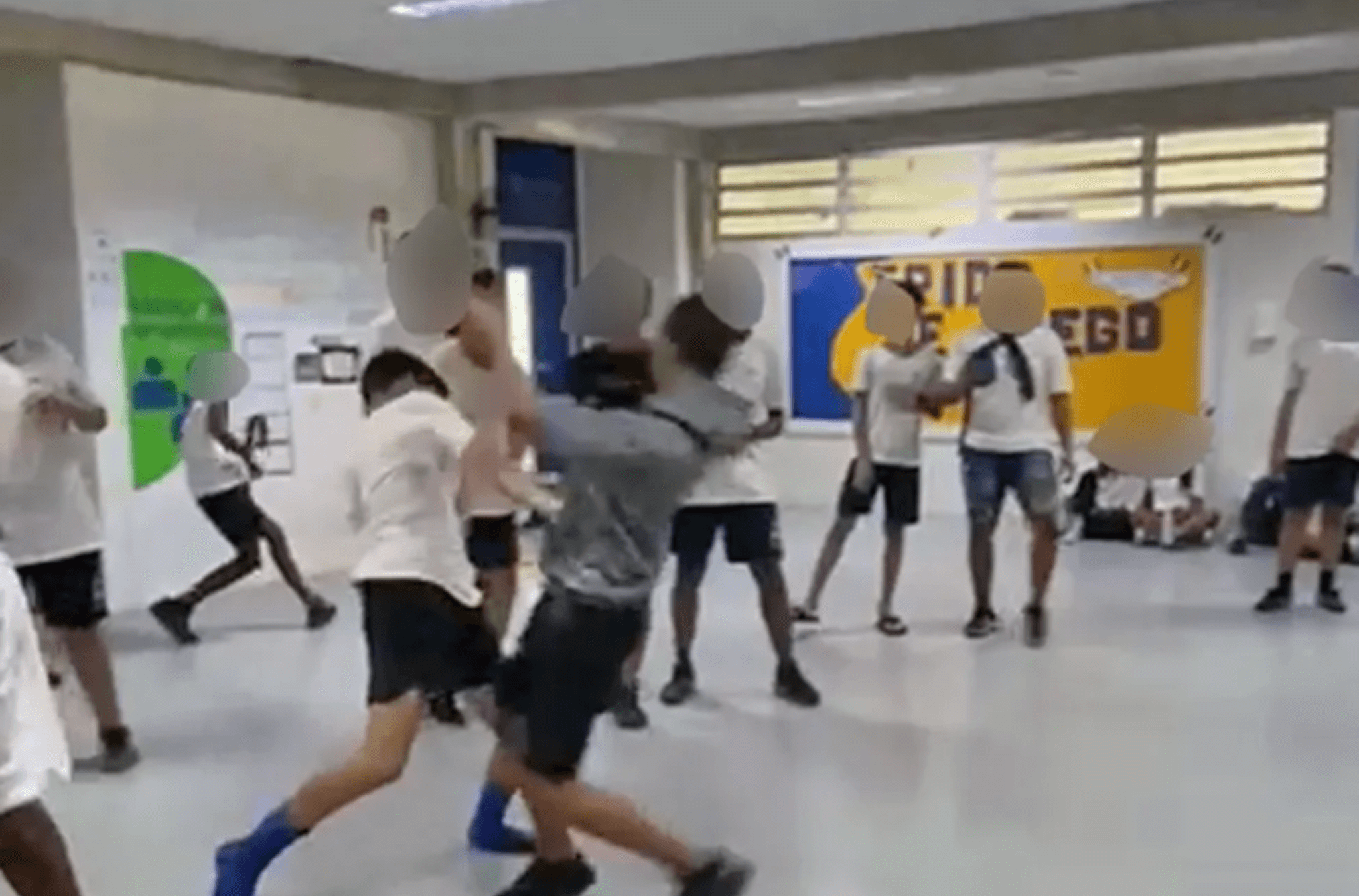 Imagem ilustra o momento da briga.