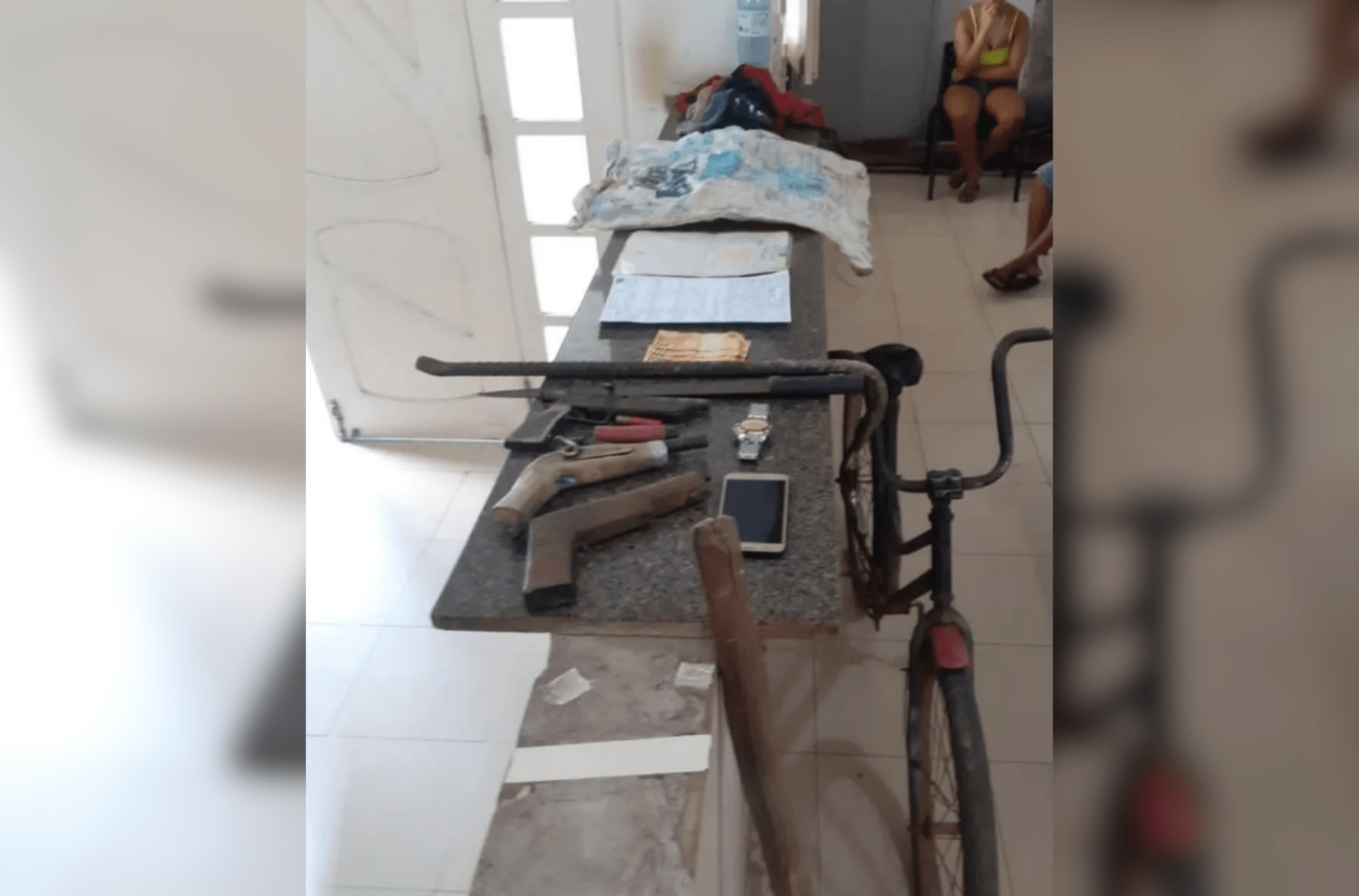 imagem ilustra objetos apreendidos com o suspeito