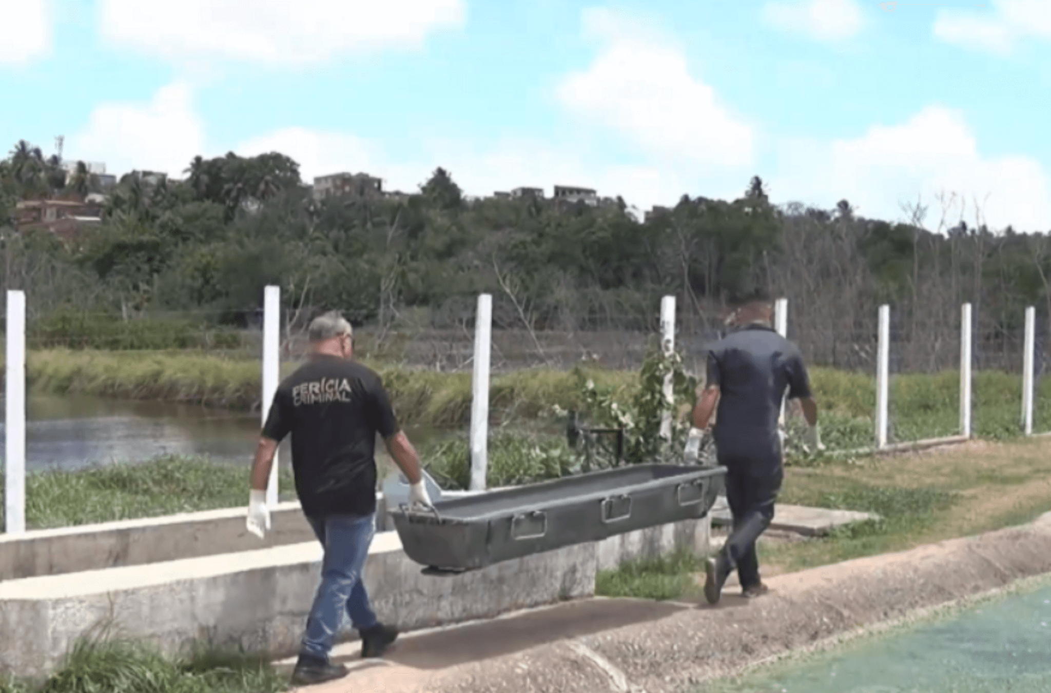 Jovem é esquartejado ainda vivo e sua cabeça é encontrada em uma bandeja 