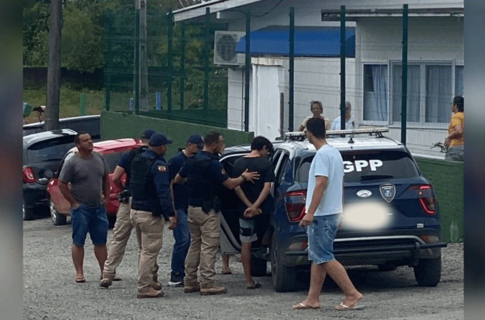 Adolescente tenta invadir escola em posse de arma branca em Santa Catarina