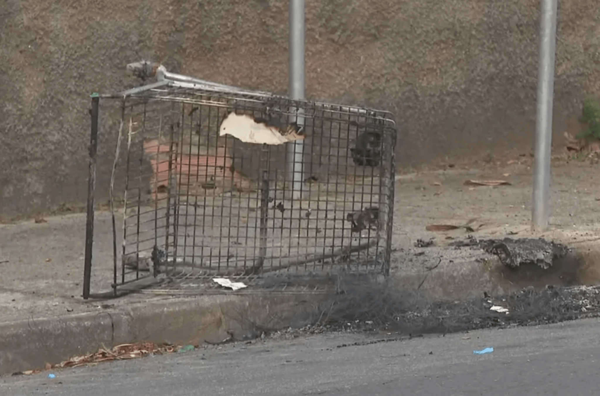 Corpo é encontrado ainda em combustão dentro de carrinho de supermercado