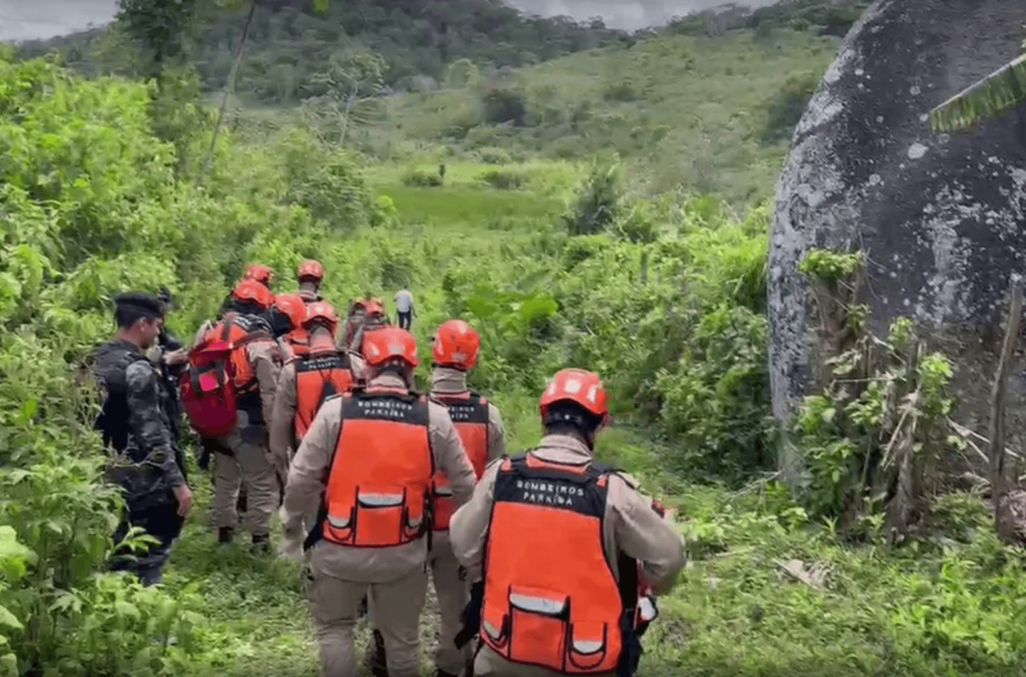 Imagem ilustra equipes de buscas.