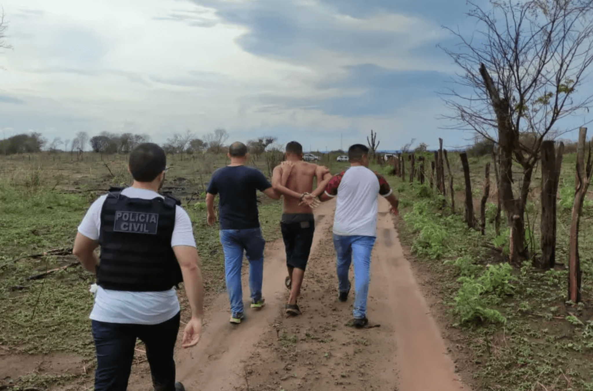 Imagem ilustra momento em que o suspeito é preso.