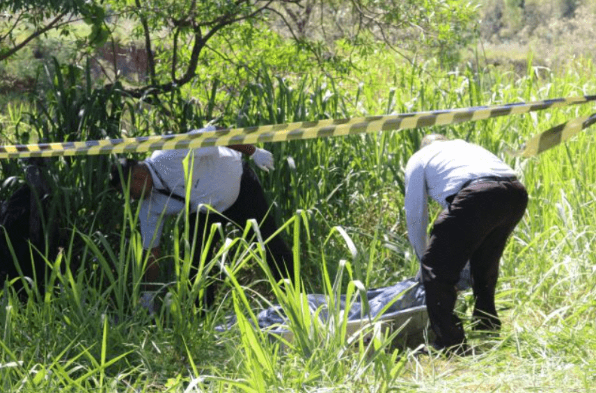Imagem ilustra policiais encontrando o corpo.