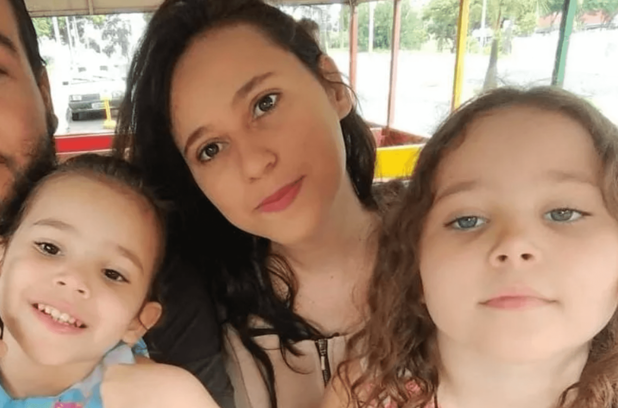 Imagem ilustra a mãe e as duas filhas.