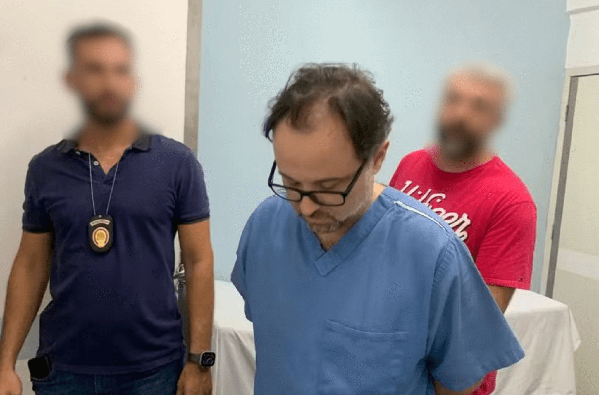 Imagem ilustra prisão de suspeito.