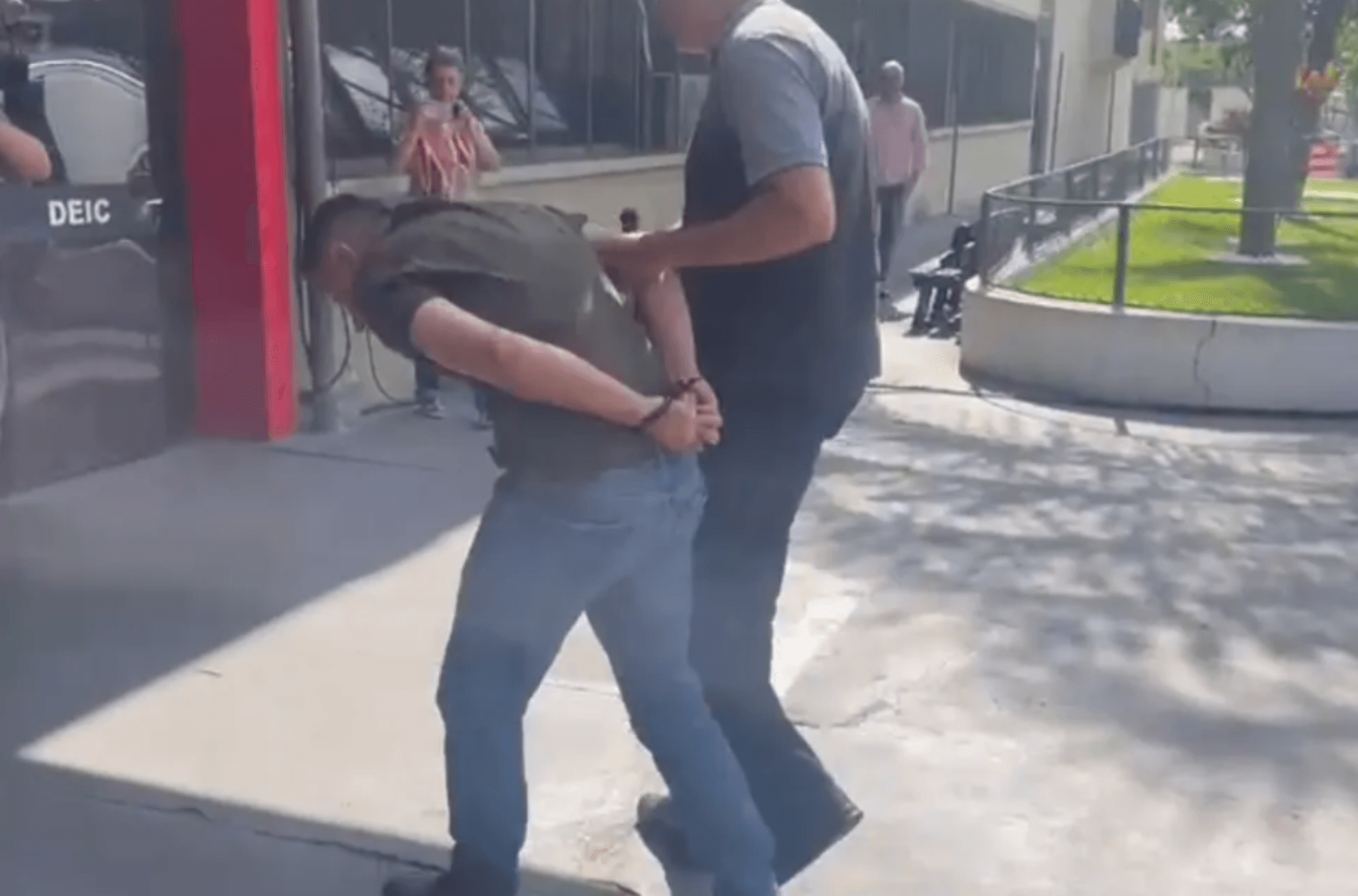 Imagem mostra o suspeito sendo preso.