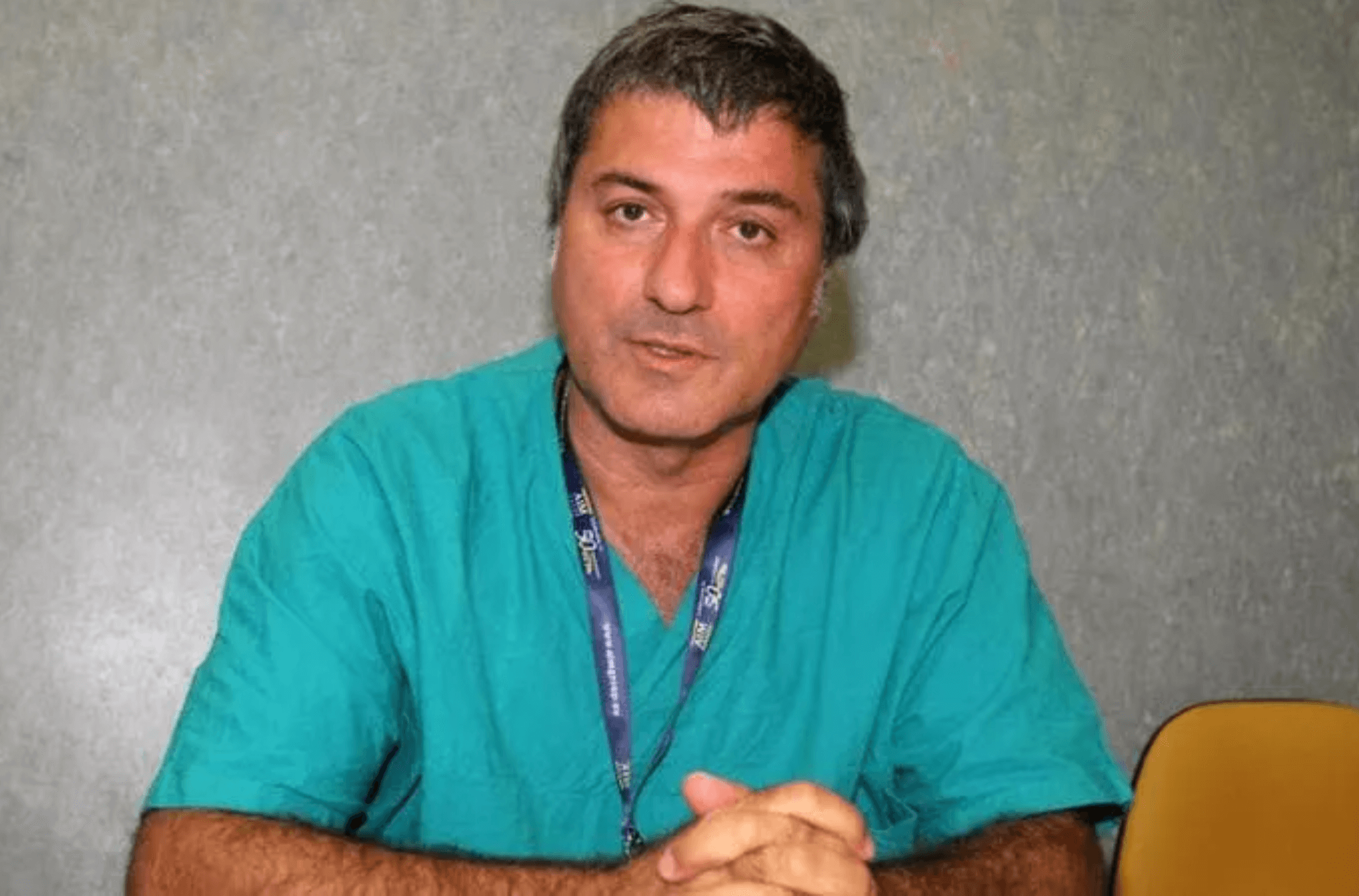 Imagem ilustra o cirugião.