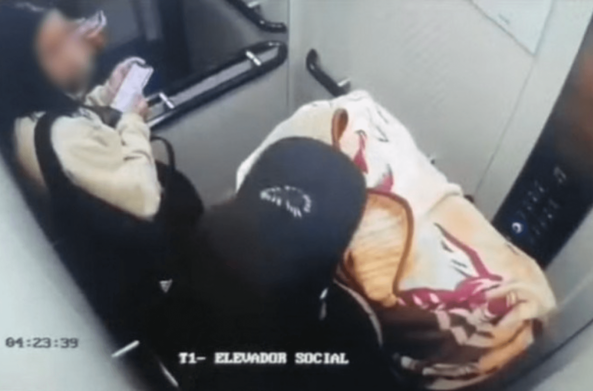 Imagem ilustra suspeitos carregando o corpo da vítima.