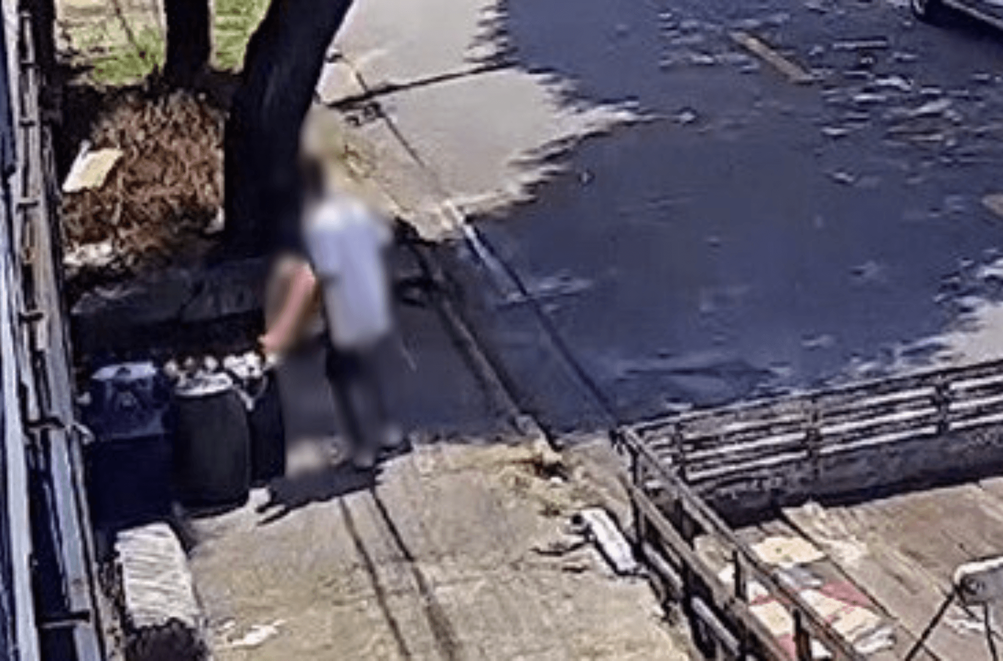 Imagem ilustra o suspeito deixando o corpo da vítima.