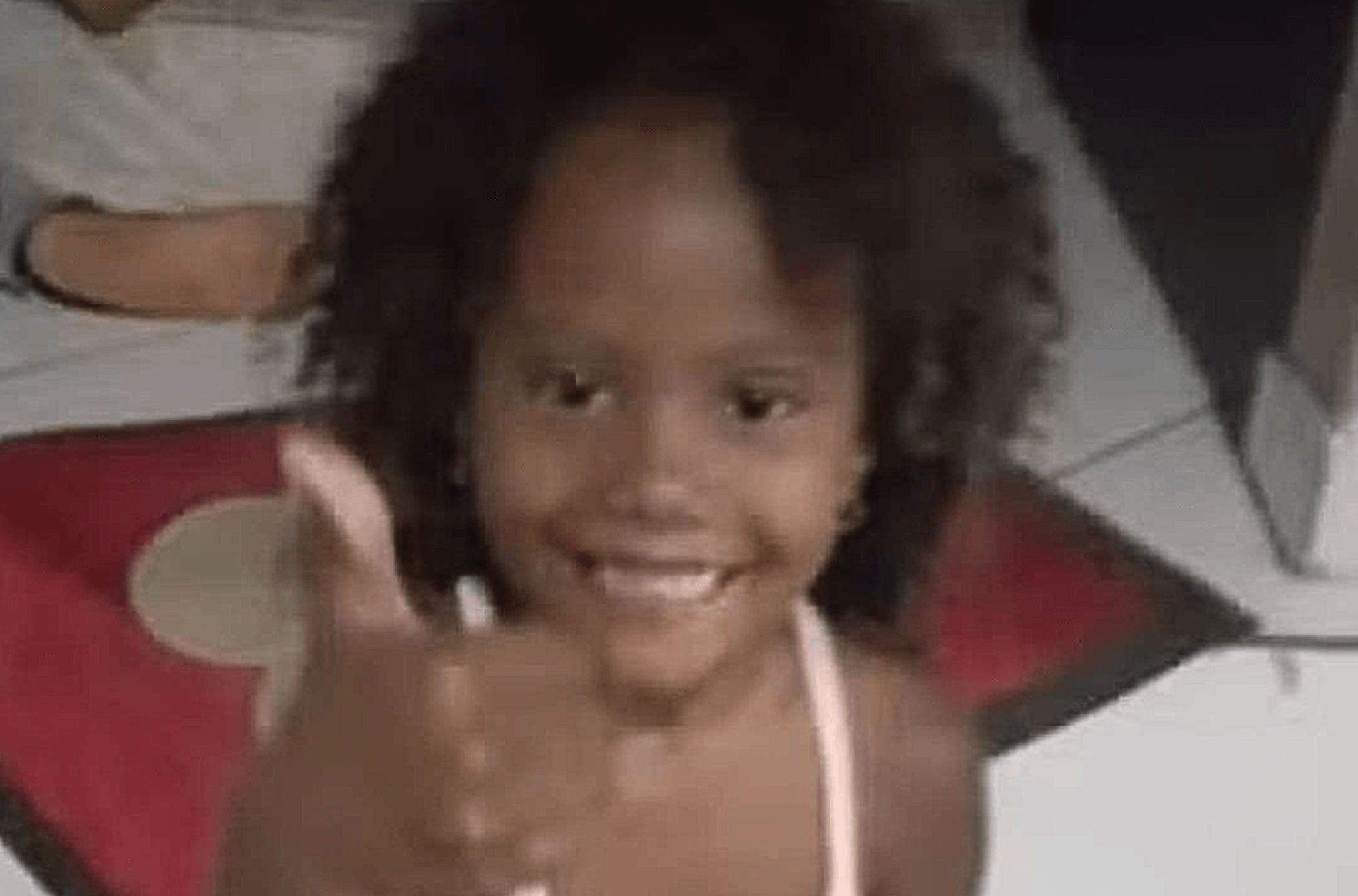 Criança de 9 anos é morta a facadas por mãe e filha