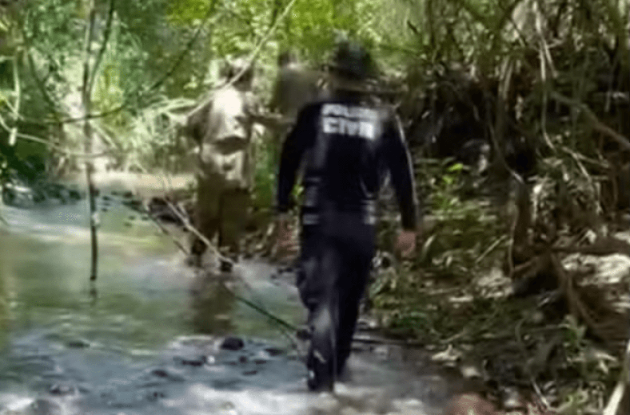 Imagem ilustra momento em que polícia realizou as buscas.