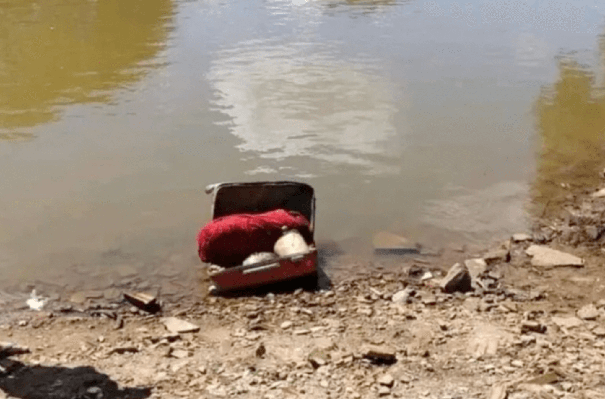 Imagem ilustra o corpo dentro da mala