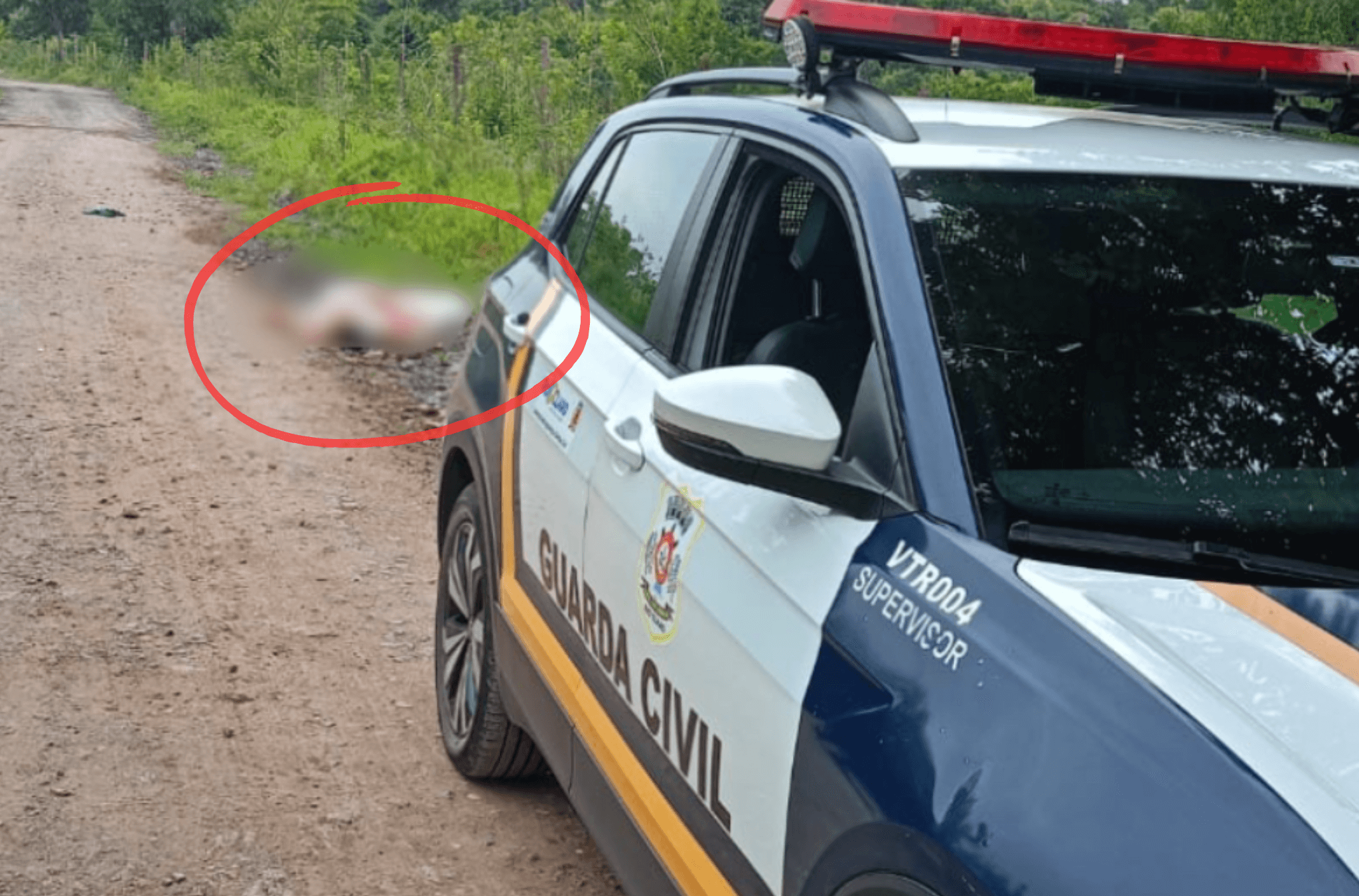 Corpo é encontrado com mangueira no pescoço e facada no rosto