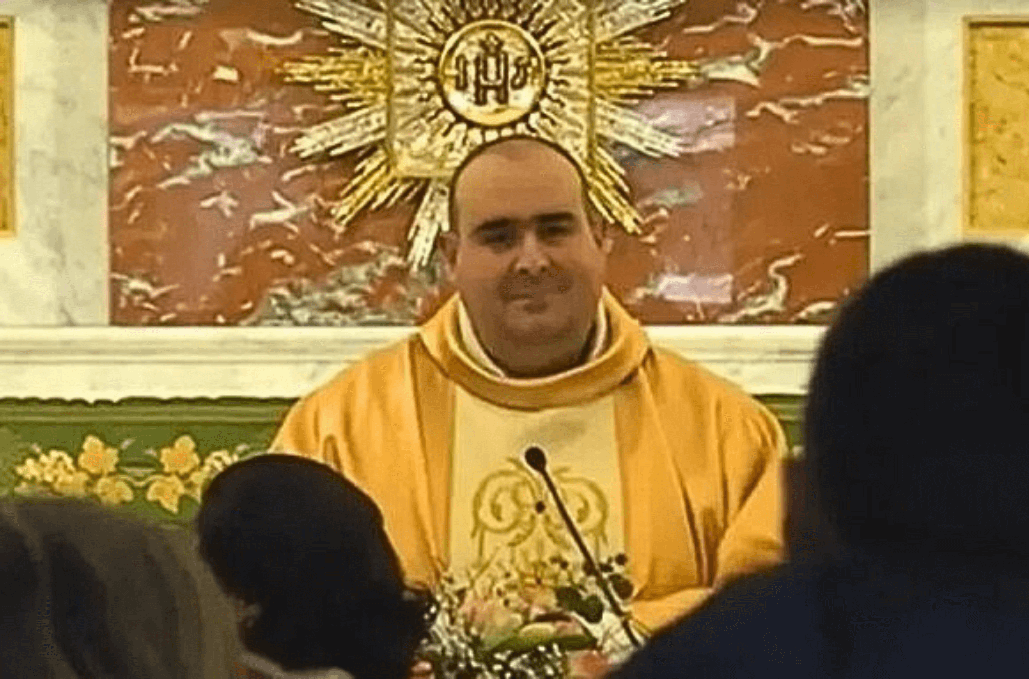 Imagem ilustra o padre