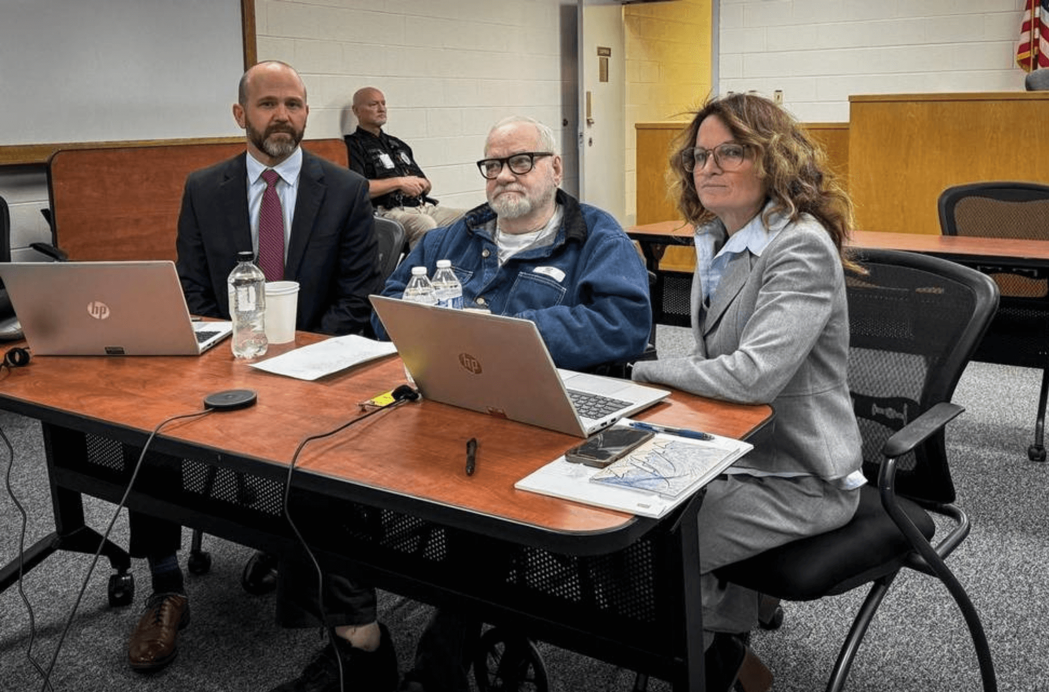 Imagem ilustra o condenado em sua audiência de clemência