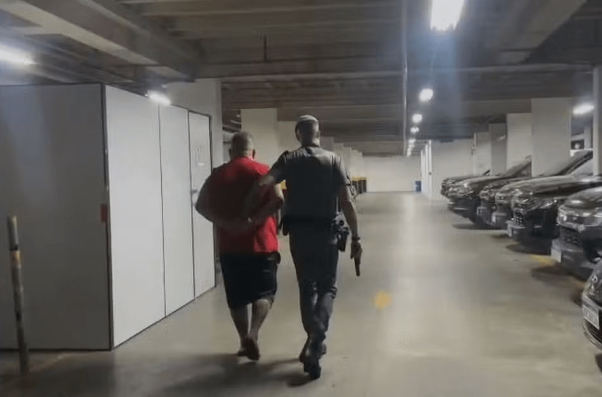 Ilustra suspeito sendo detido