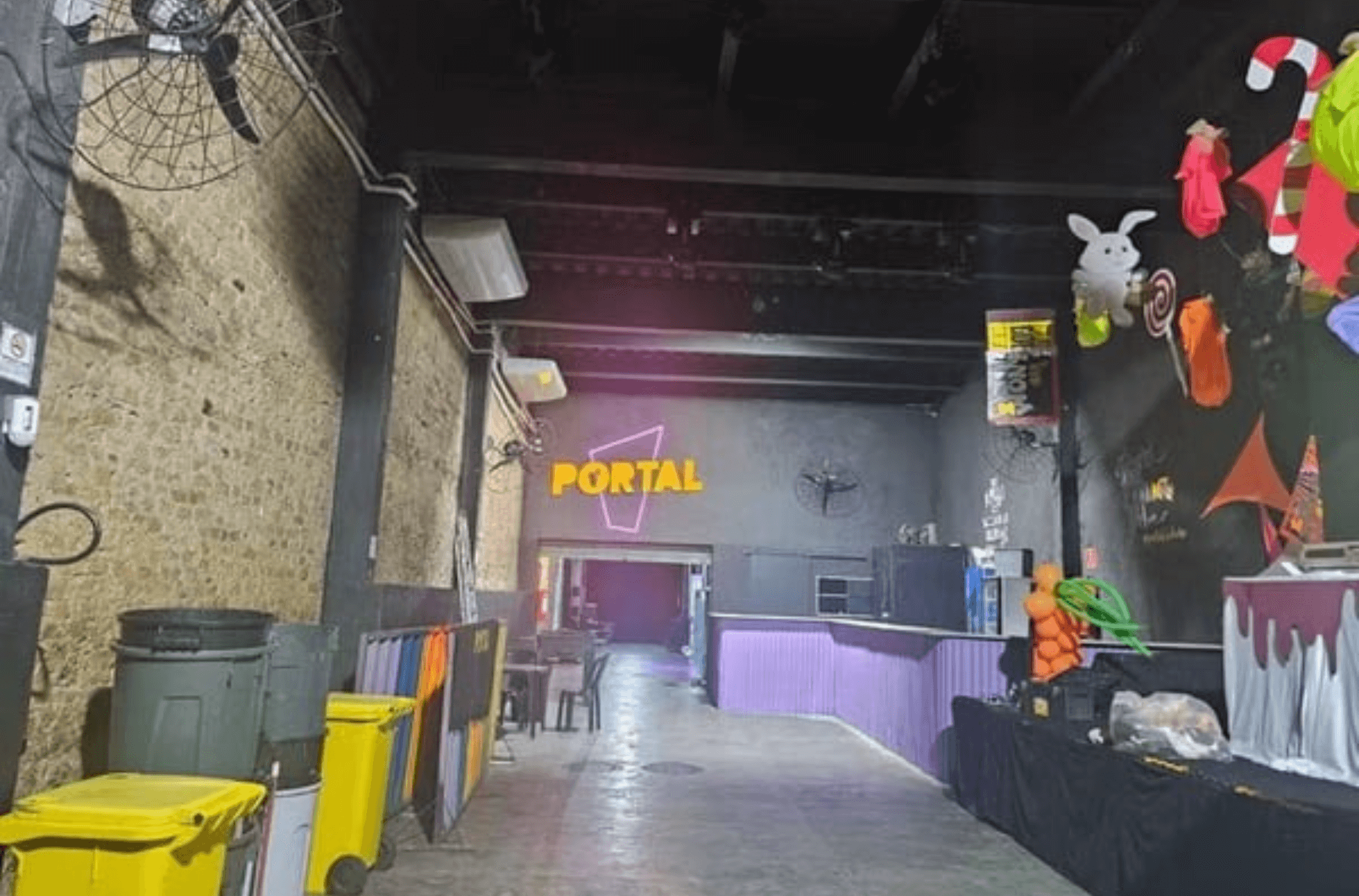 Imagem ilustra interior da loja