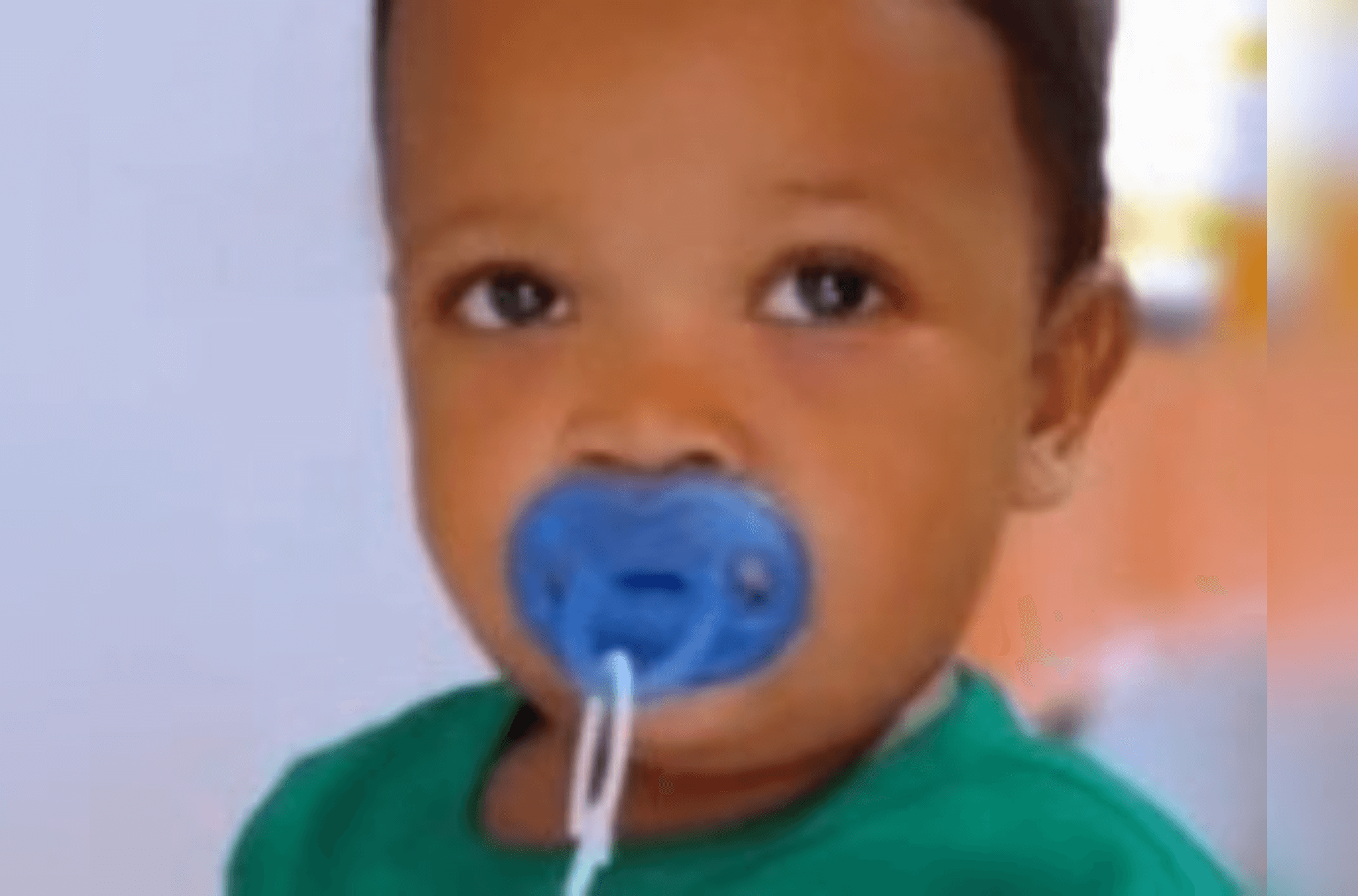 Na imagem vemos o bebê vítima