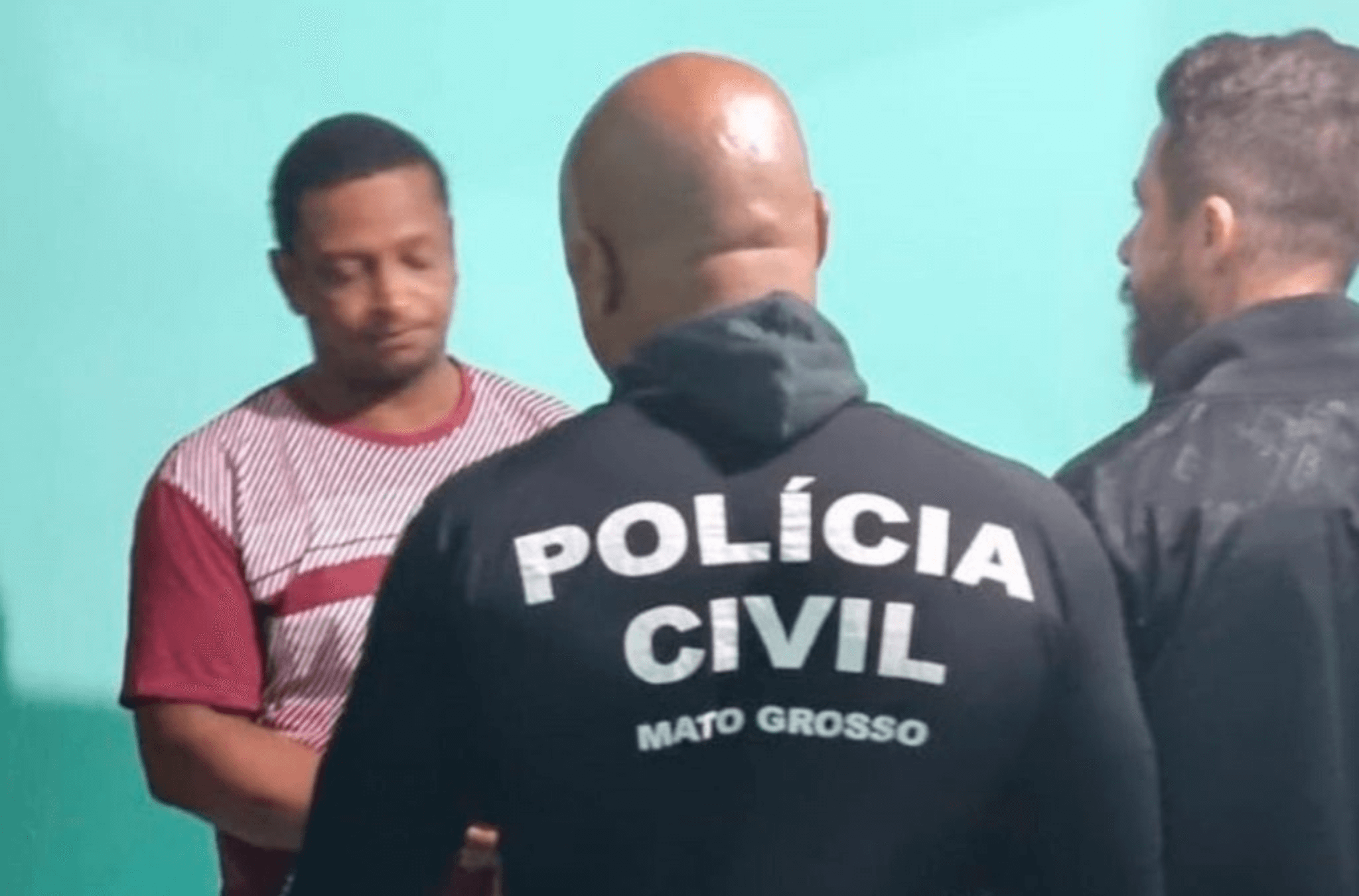 Imagem ilustra suspeito sendo detido