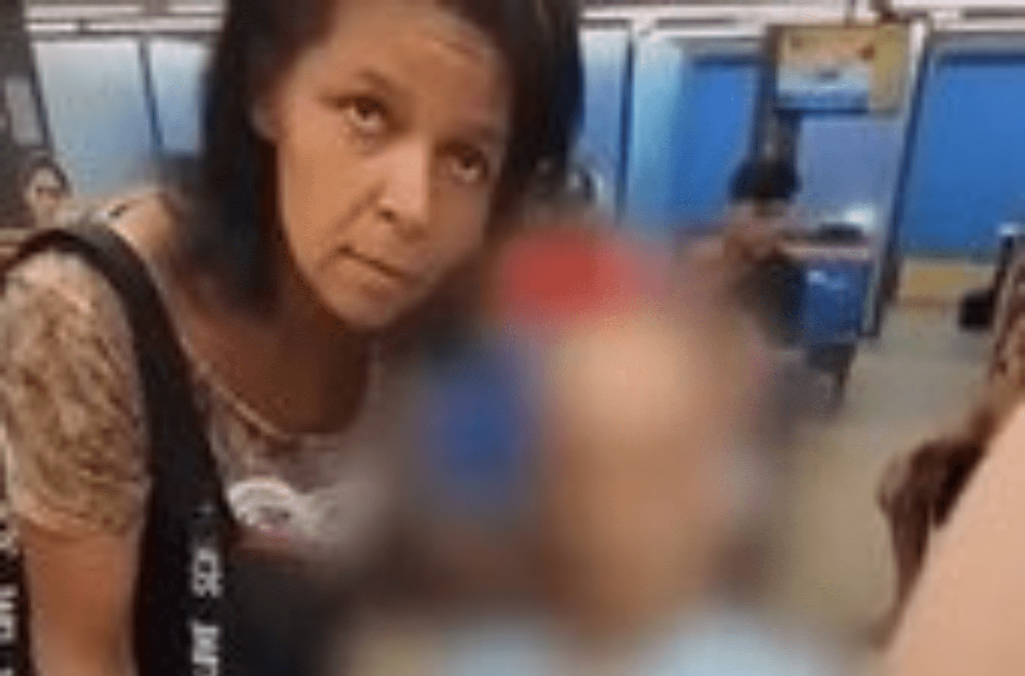 Na imagem vemos a suspeita e o cadáver.