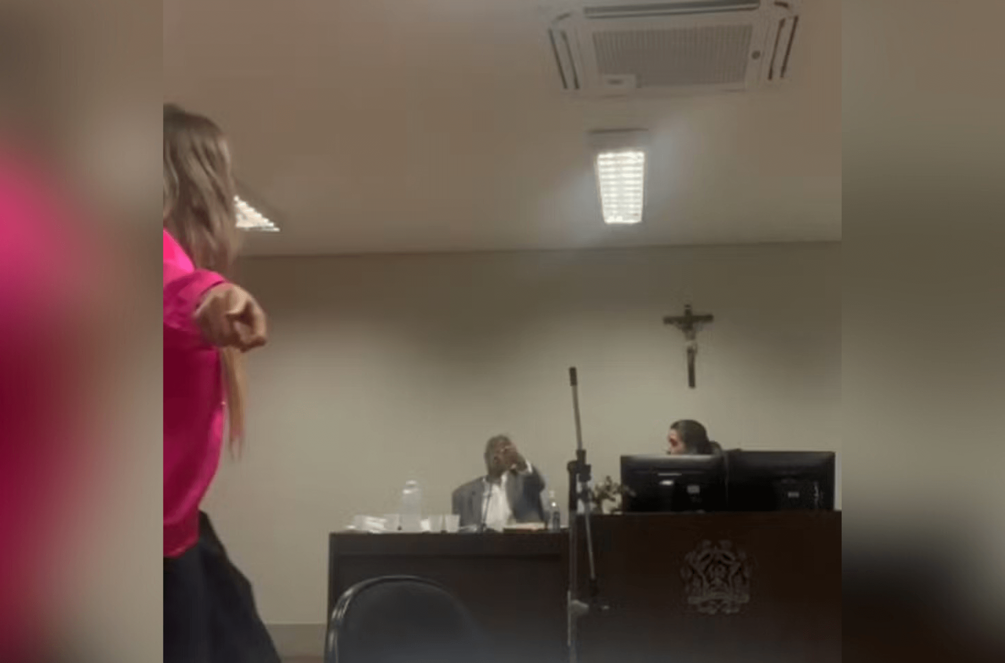 Imagem ilustra o vídeo feito pela advogada ofendida