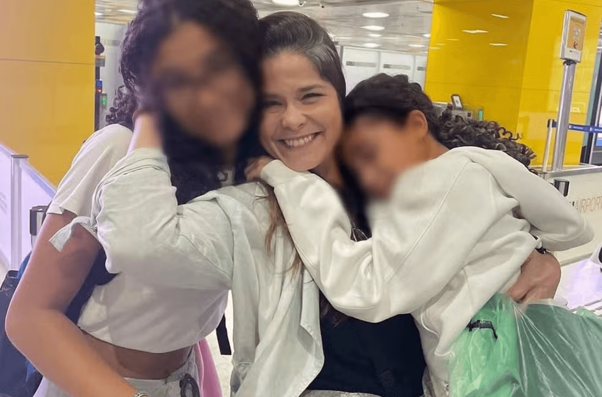 Imagem ilustra atriz e filhas