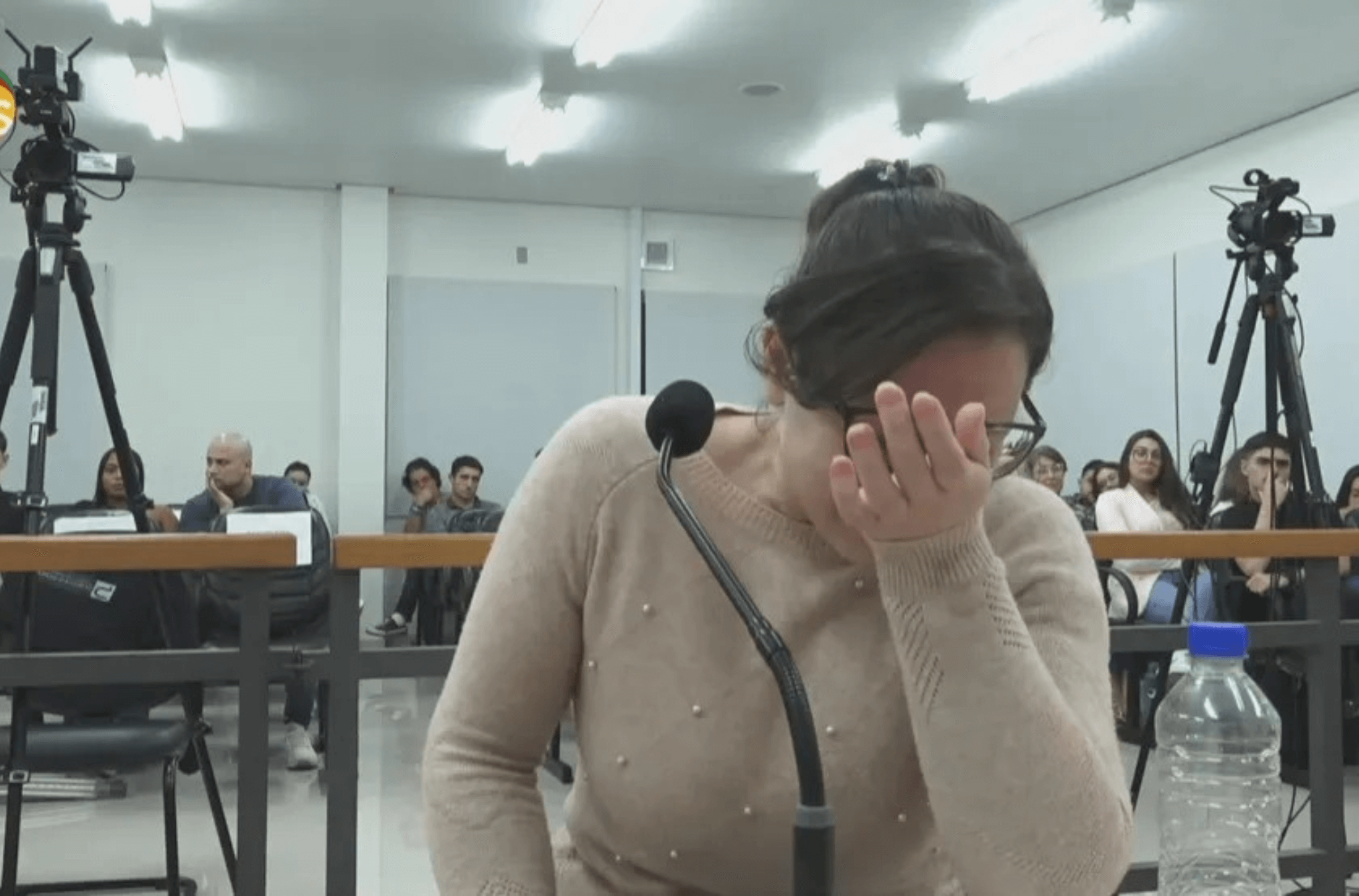 Imagem ilustra ré chorando