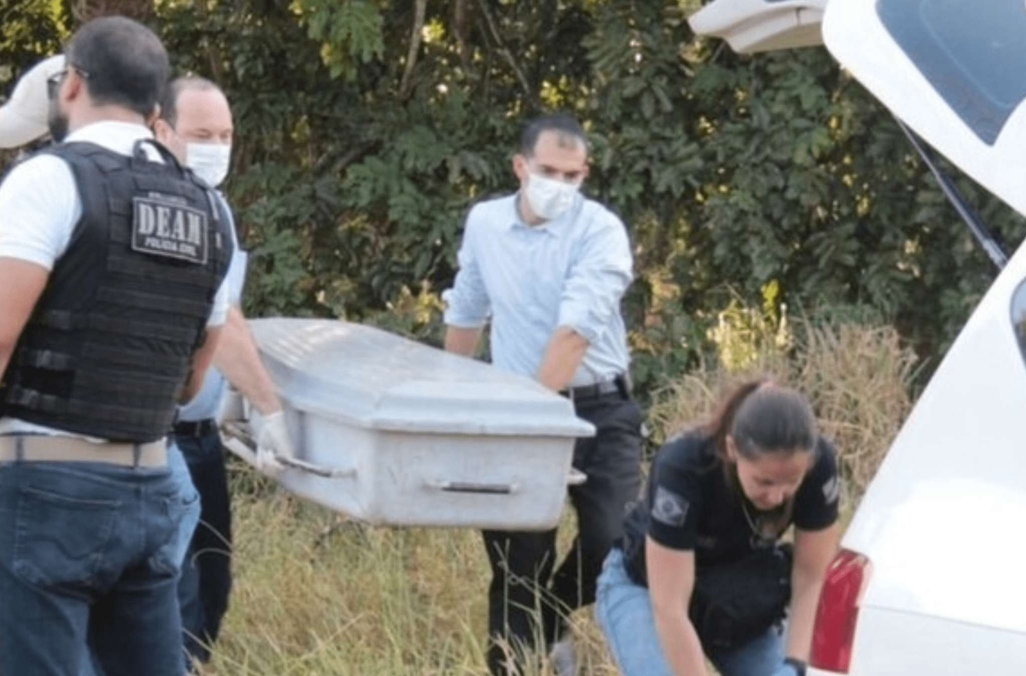 Imagem ilustra a retirada do corpo