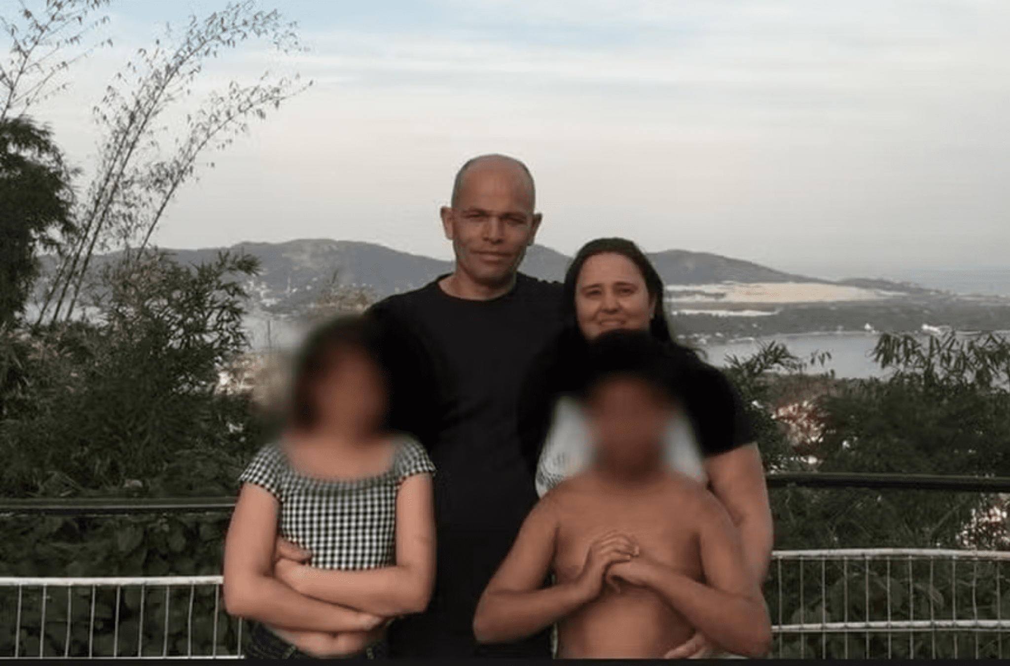 Adolescente mata família e esfaqueia mãe depois de morta