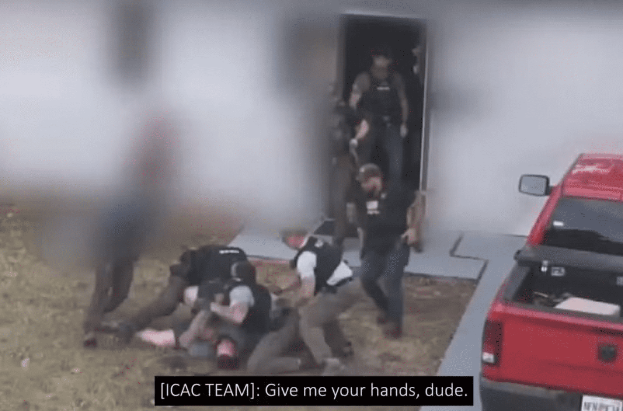 Imagem ilustra o suspeito sendo detido