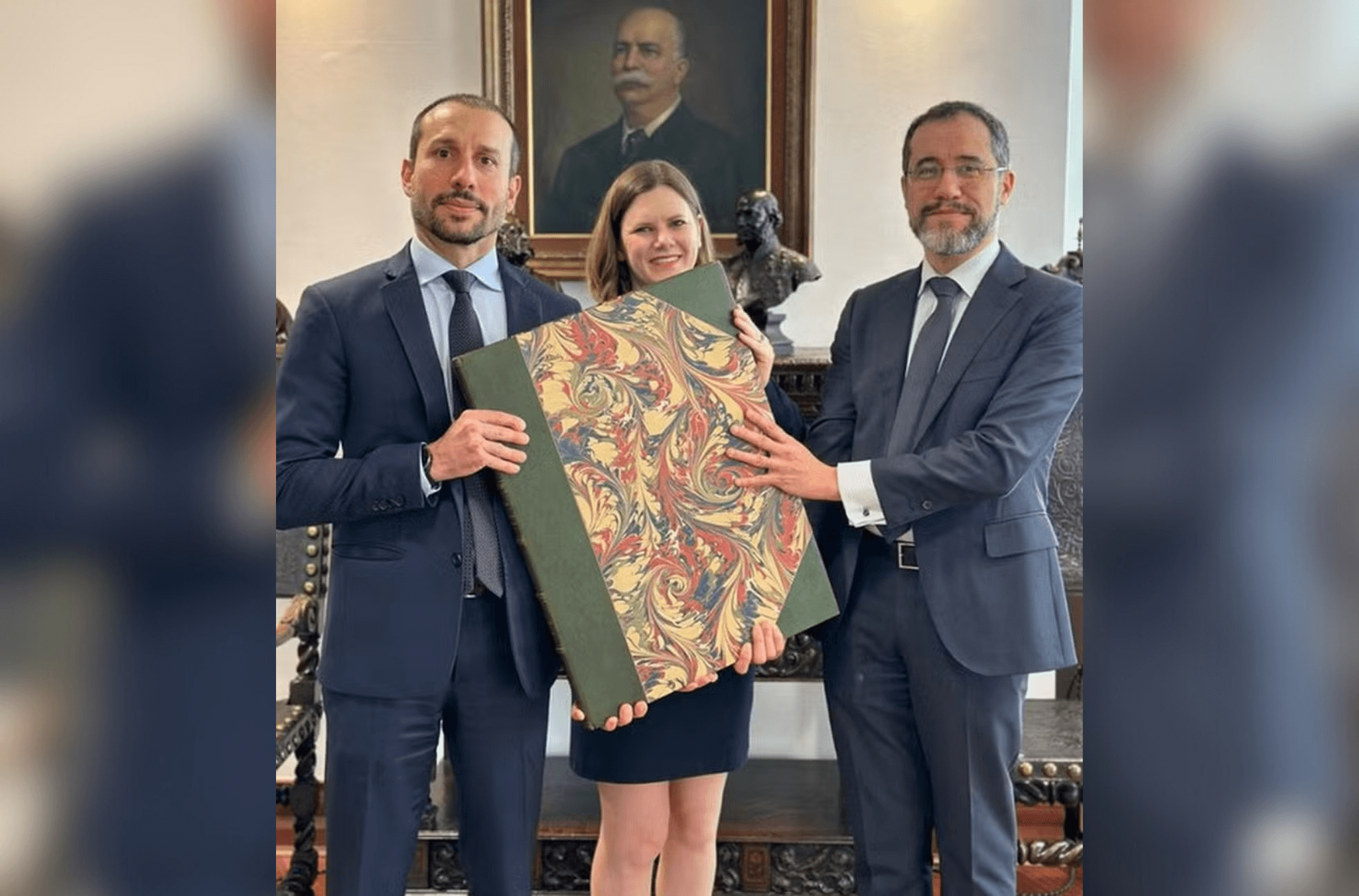 Imagem ilustra equipe e o livro resgatado