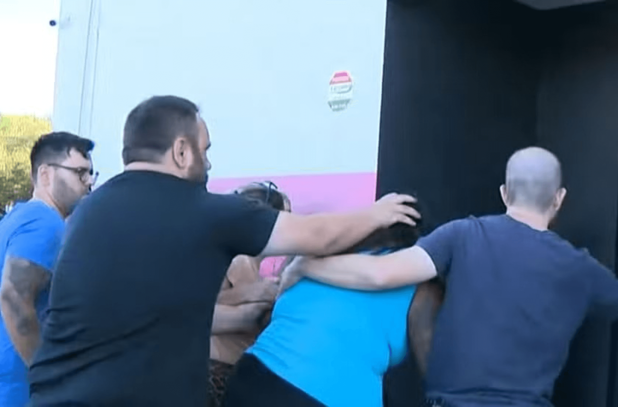 Imagem mostra a prisão dos suspeitos