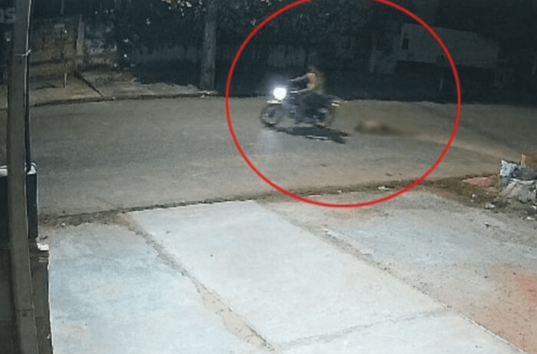 Imagem mostra o momento em que o corpo é arrastado