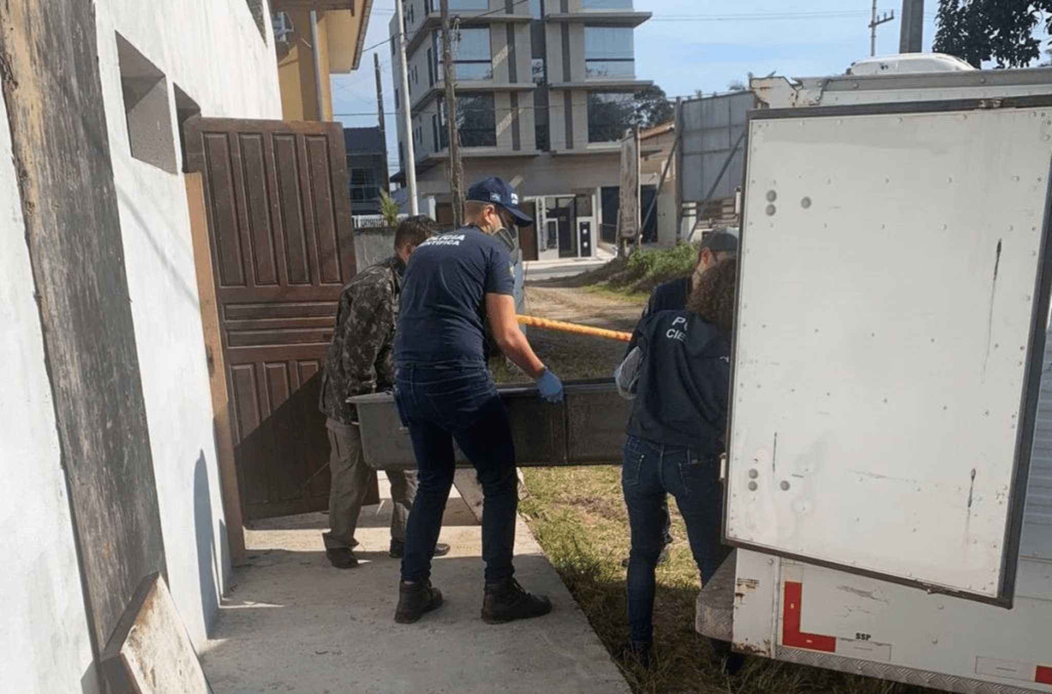 Homem é encontrado morto em canteiro com calças abaixadas