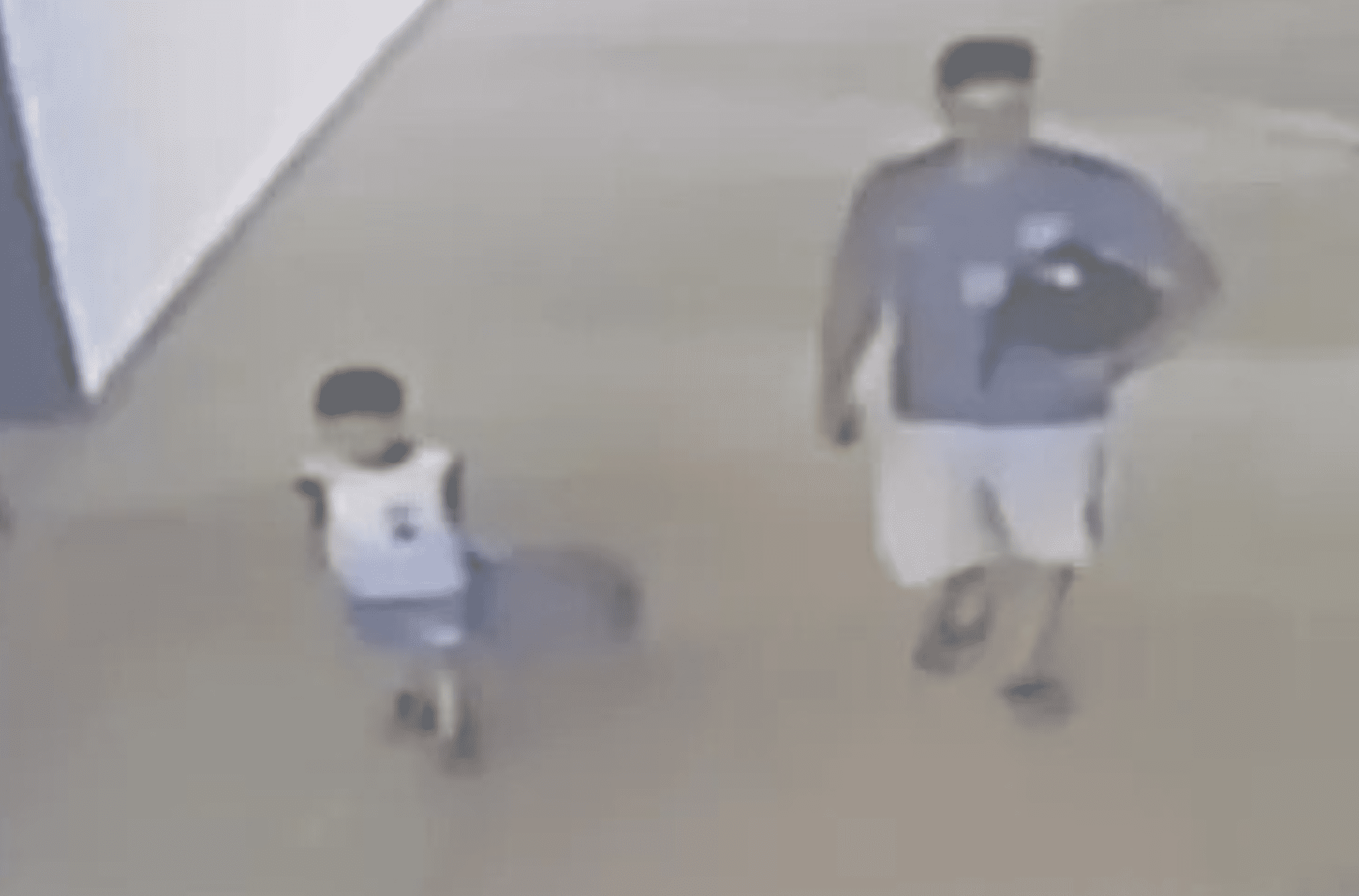 Imagem mostra a criança e o pai do menino